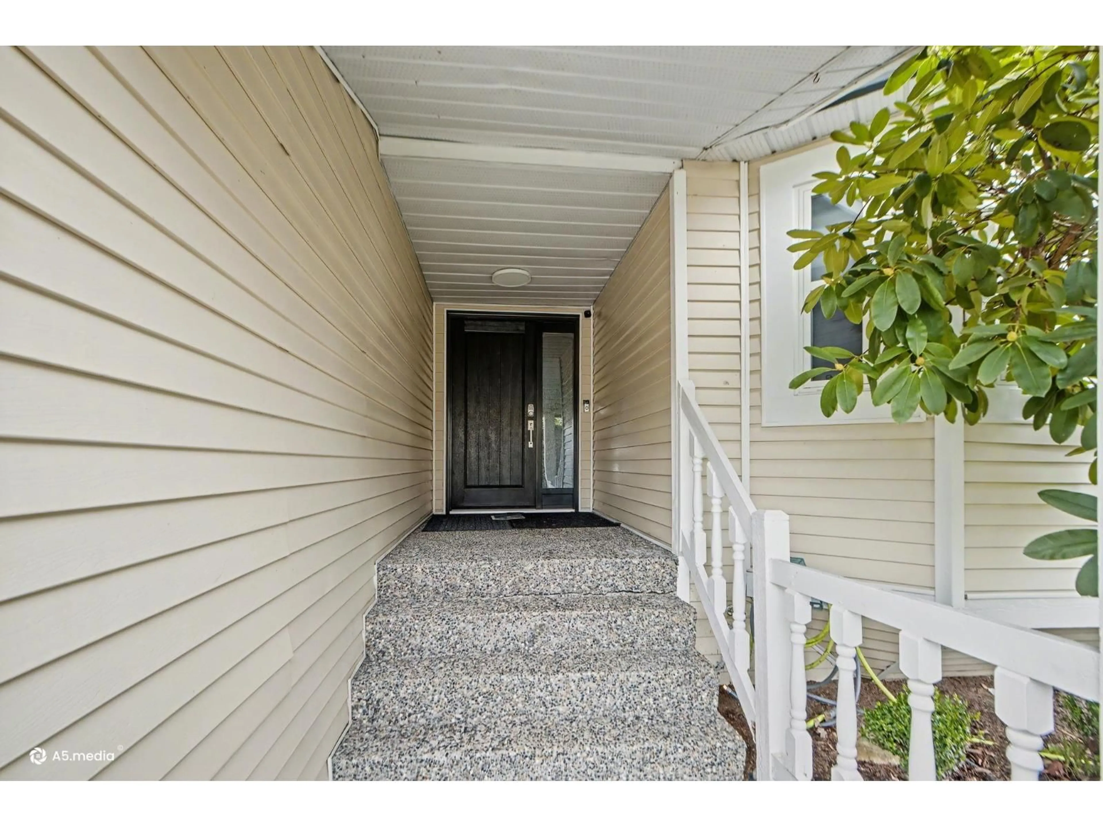 Indoor entryway for 9279 156A STREET, Surrey British Columbia V4N3B1