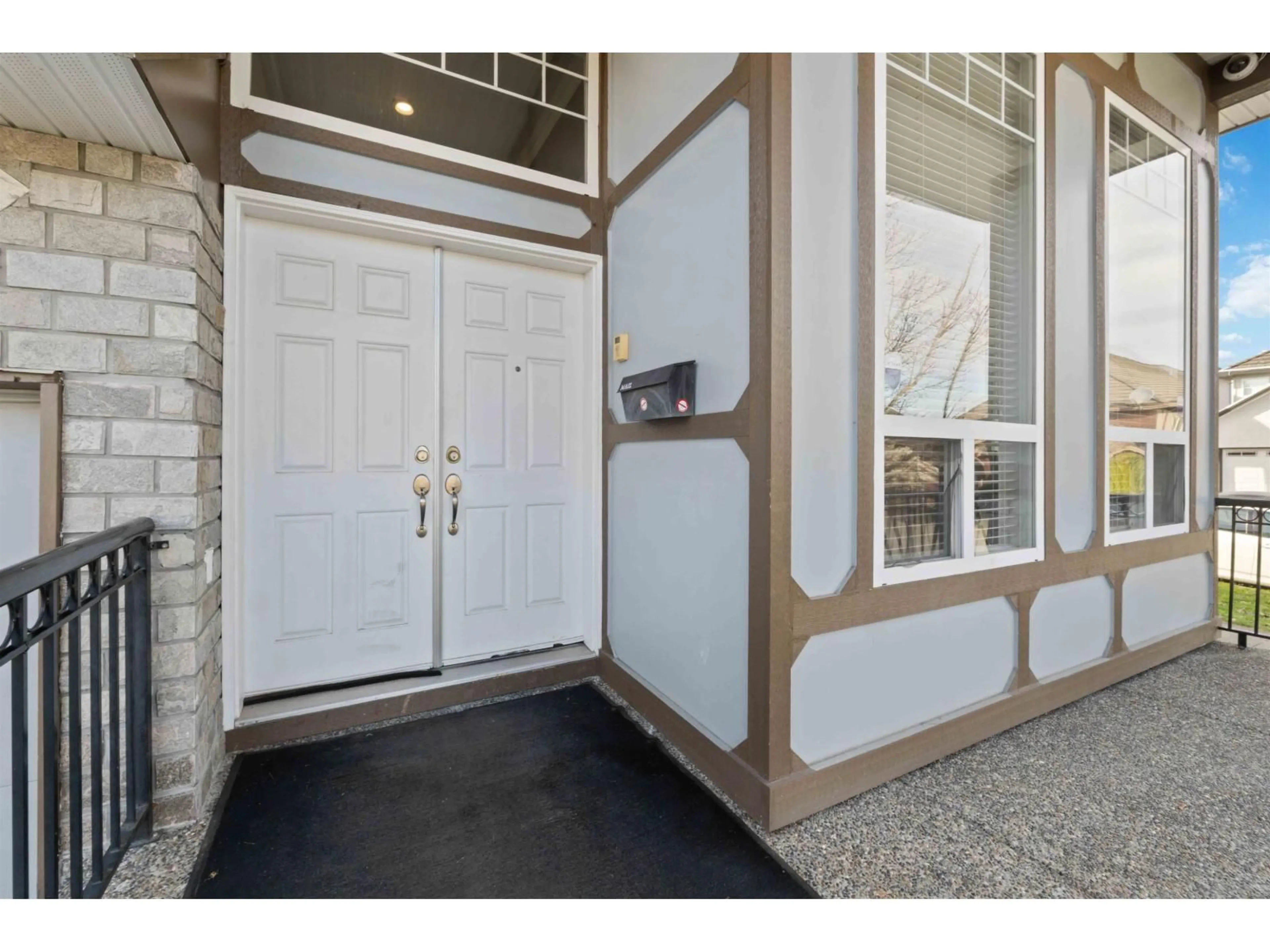 Indoor entryway for 7097 149A STREET, Surrey British Columbia V3S1K2