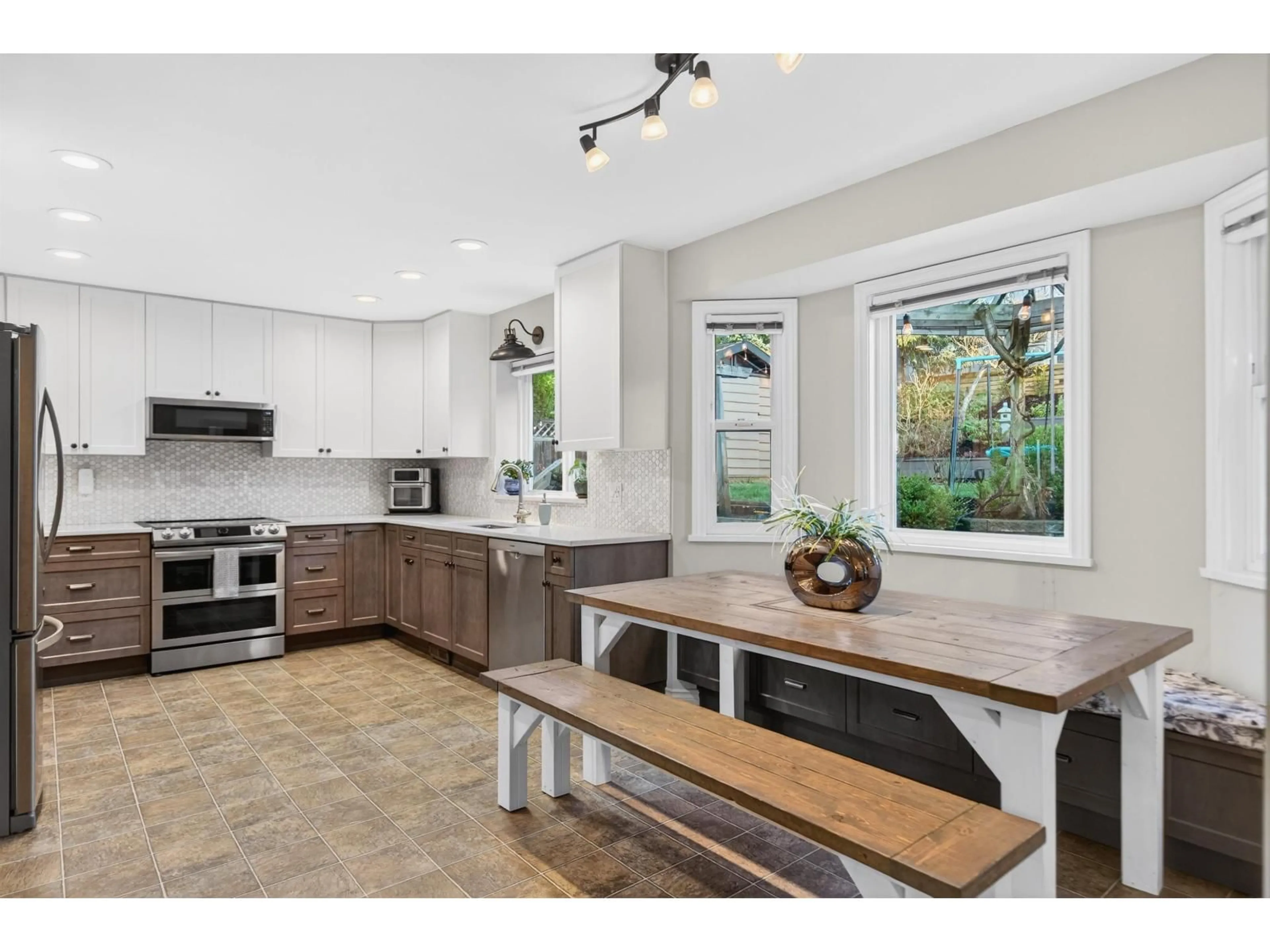 Open concept kitchen, ceramic/tile floor for 21628 47A AVENUE, Langley British Columbia V3A8S2