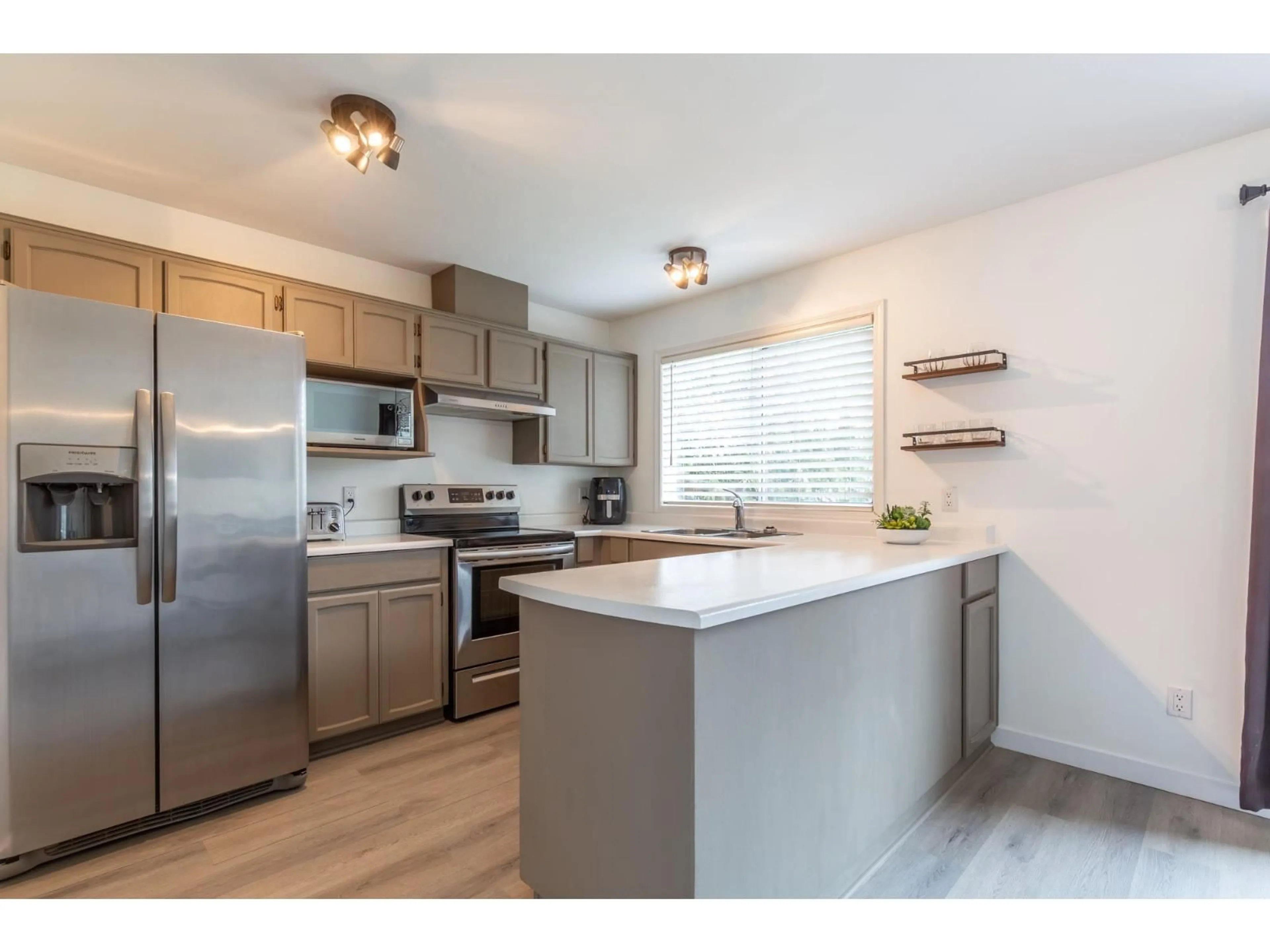 Open concept kitchen, wood/laminate floor for 46 - 5904 VEDDER ROAD, Chilliwack British Columbia V2R3E7