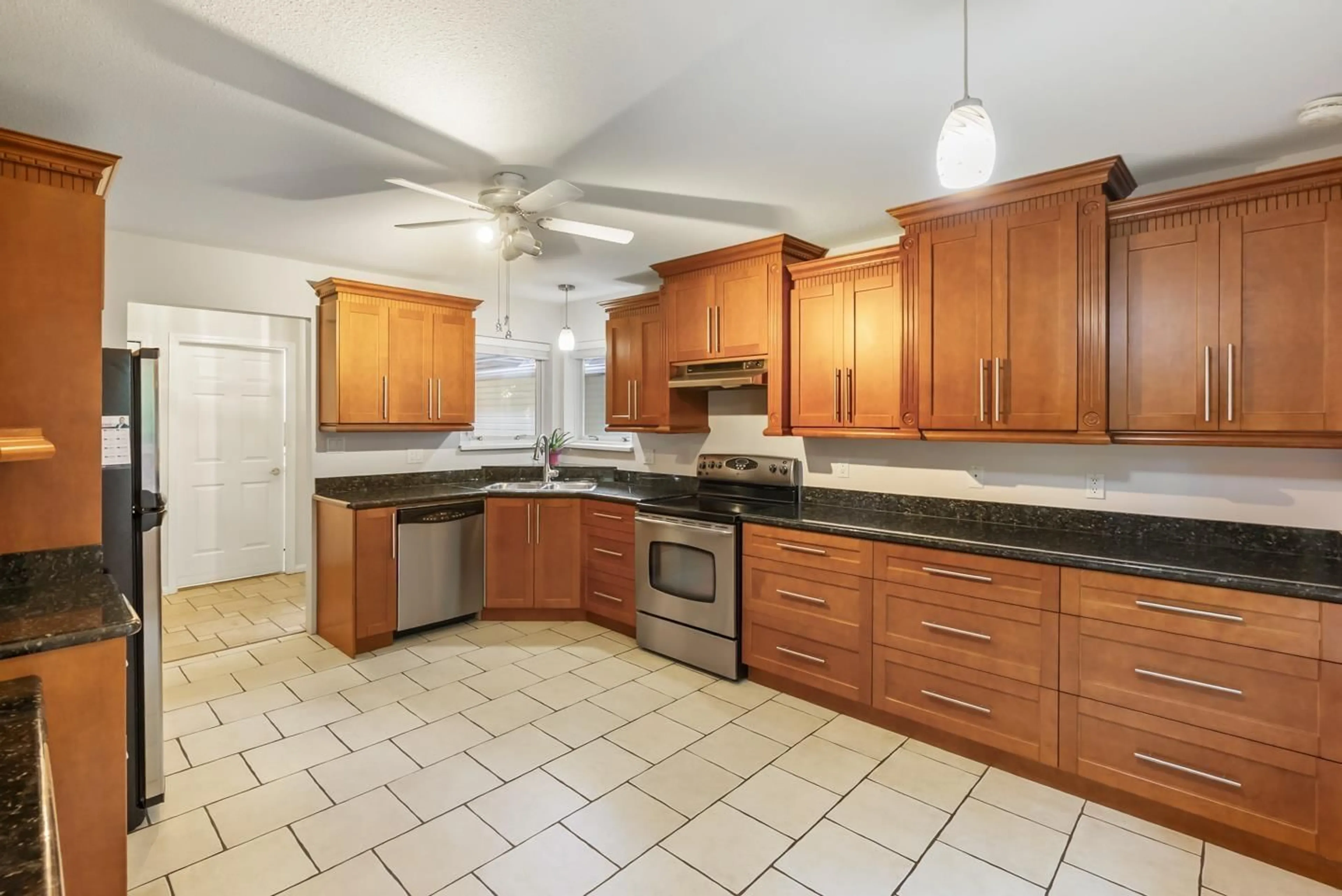 Standard kitchen, ceramic/tile floor for 115 - 10172 141 STREET, Surrey British Columbia V3T4P6