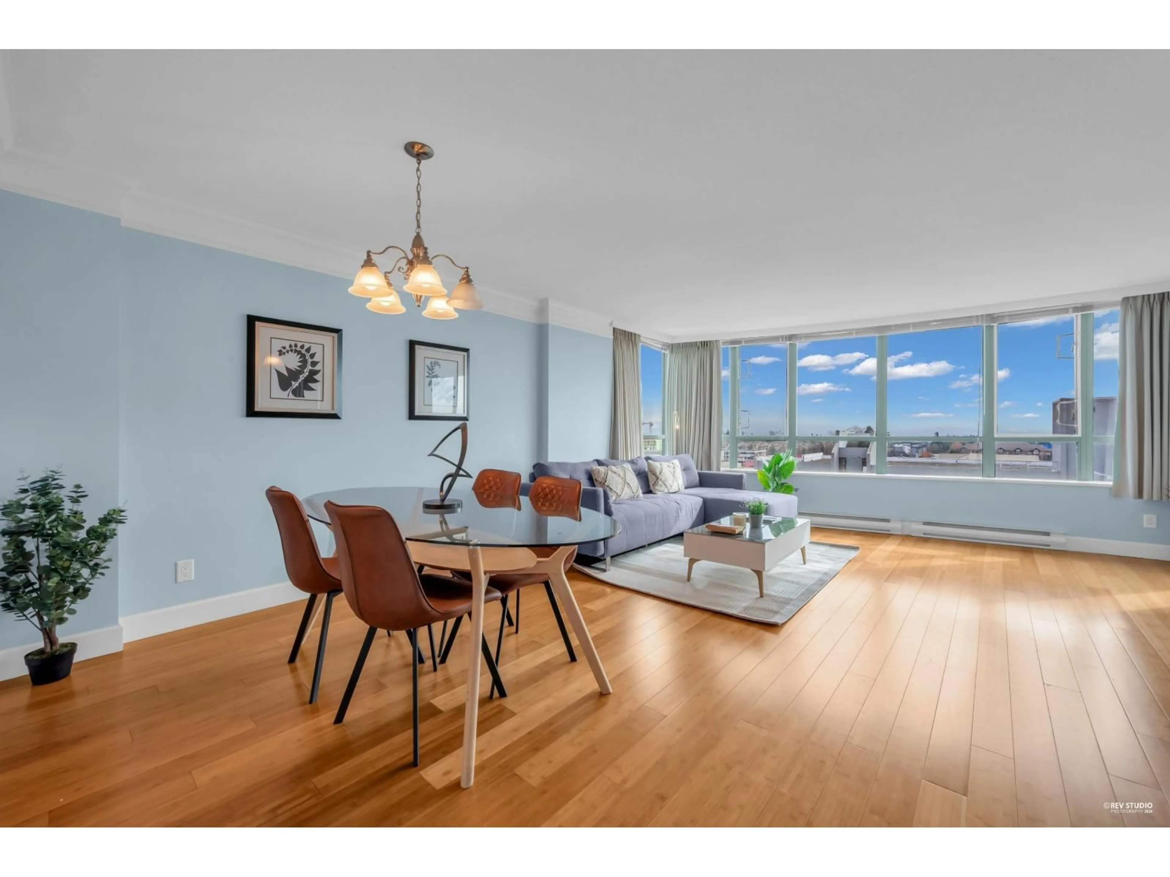 Living room with furniture, wood/laminate floor for 1003 - 15038 101 AVENUE, Surrey British Columbia V3R0N2