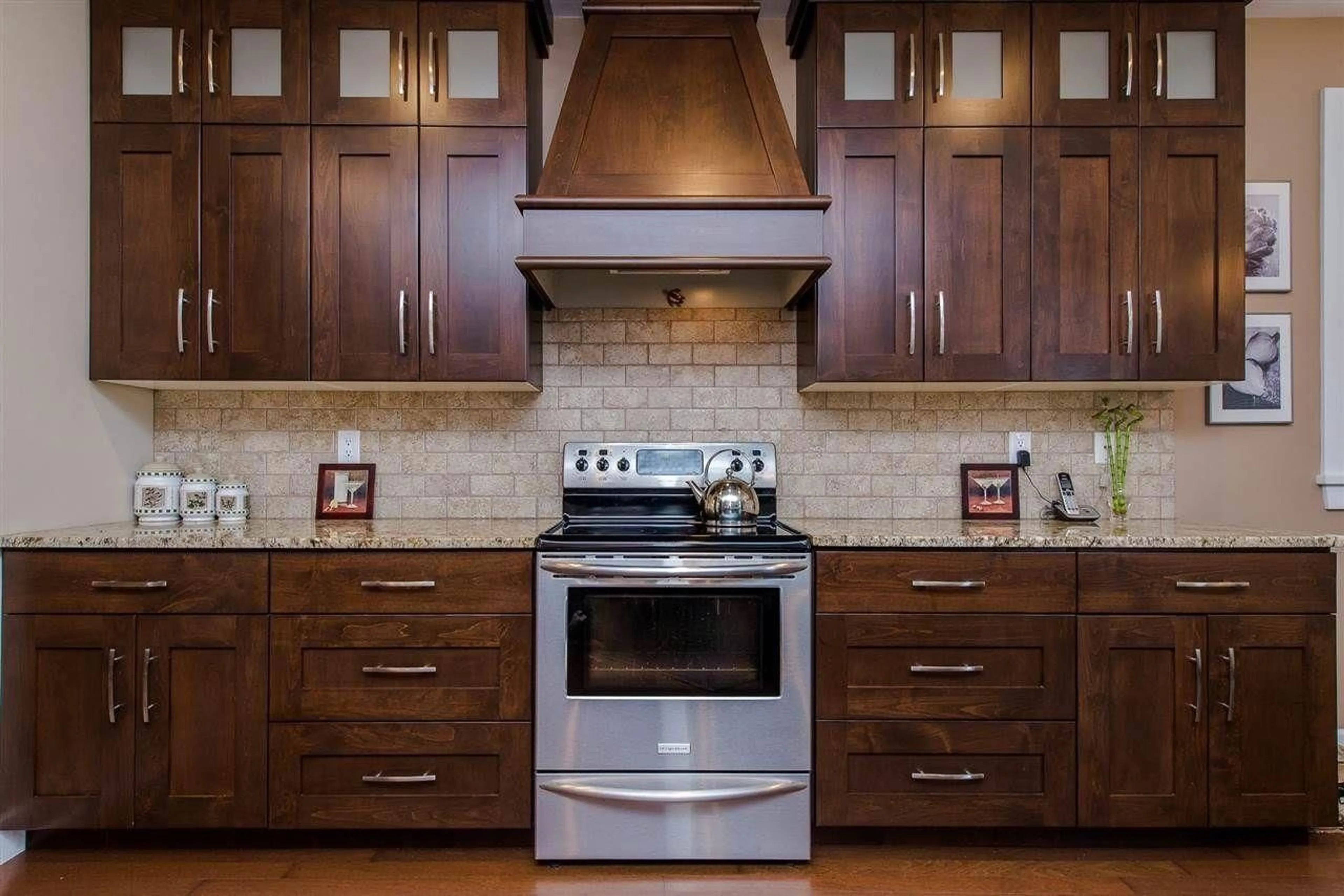 Contemporary kitchen, unknown for 3597 CREEKSTONE DRIVE, Abbotsford British Columbia V2S0A1