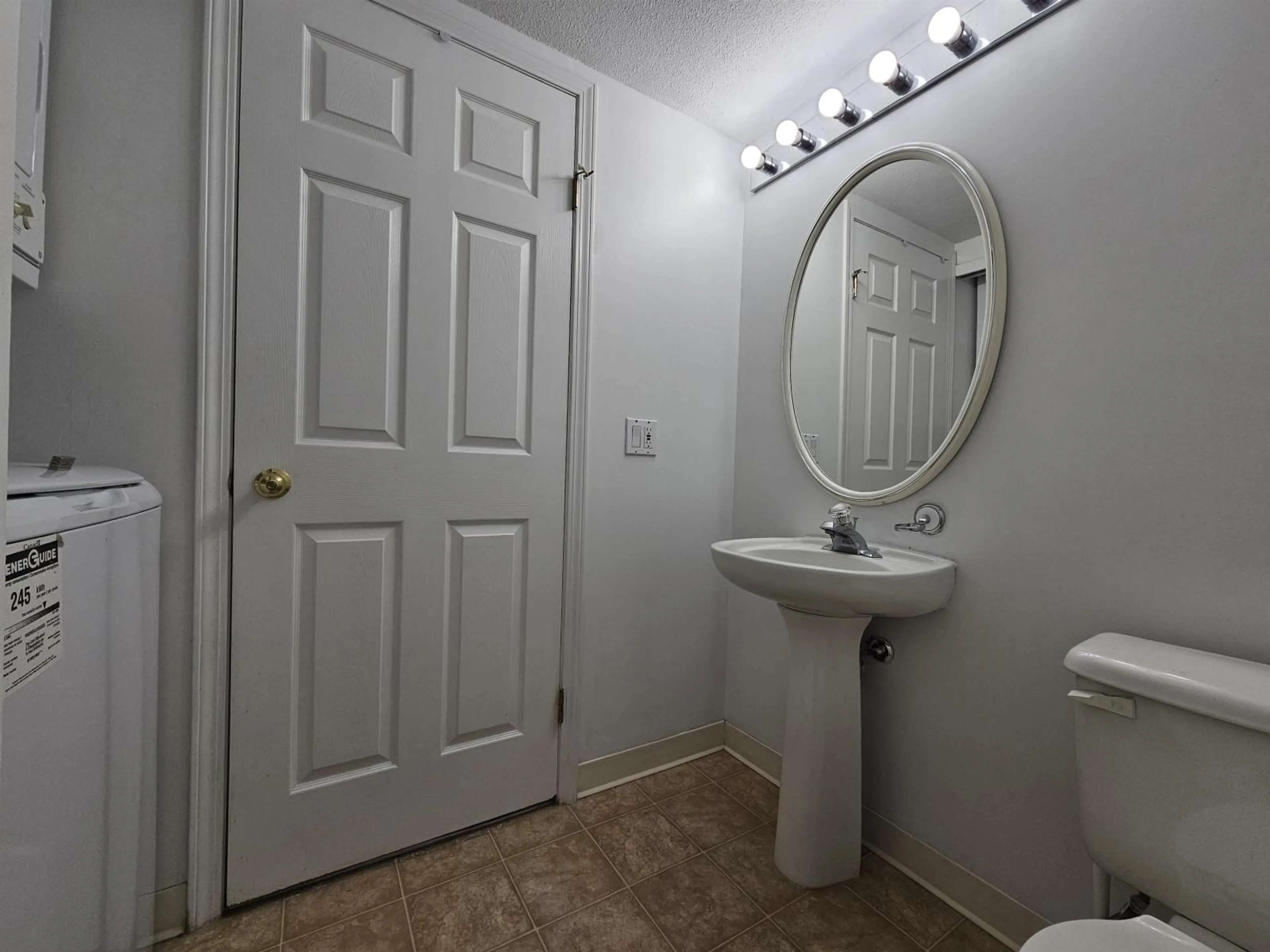 Standard bathroom, unknown for 304 - 15258 105 AVENUE, Surrey British Columbia V3R0W8