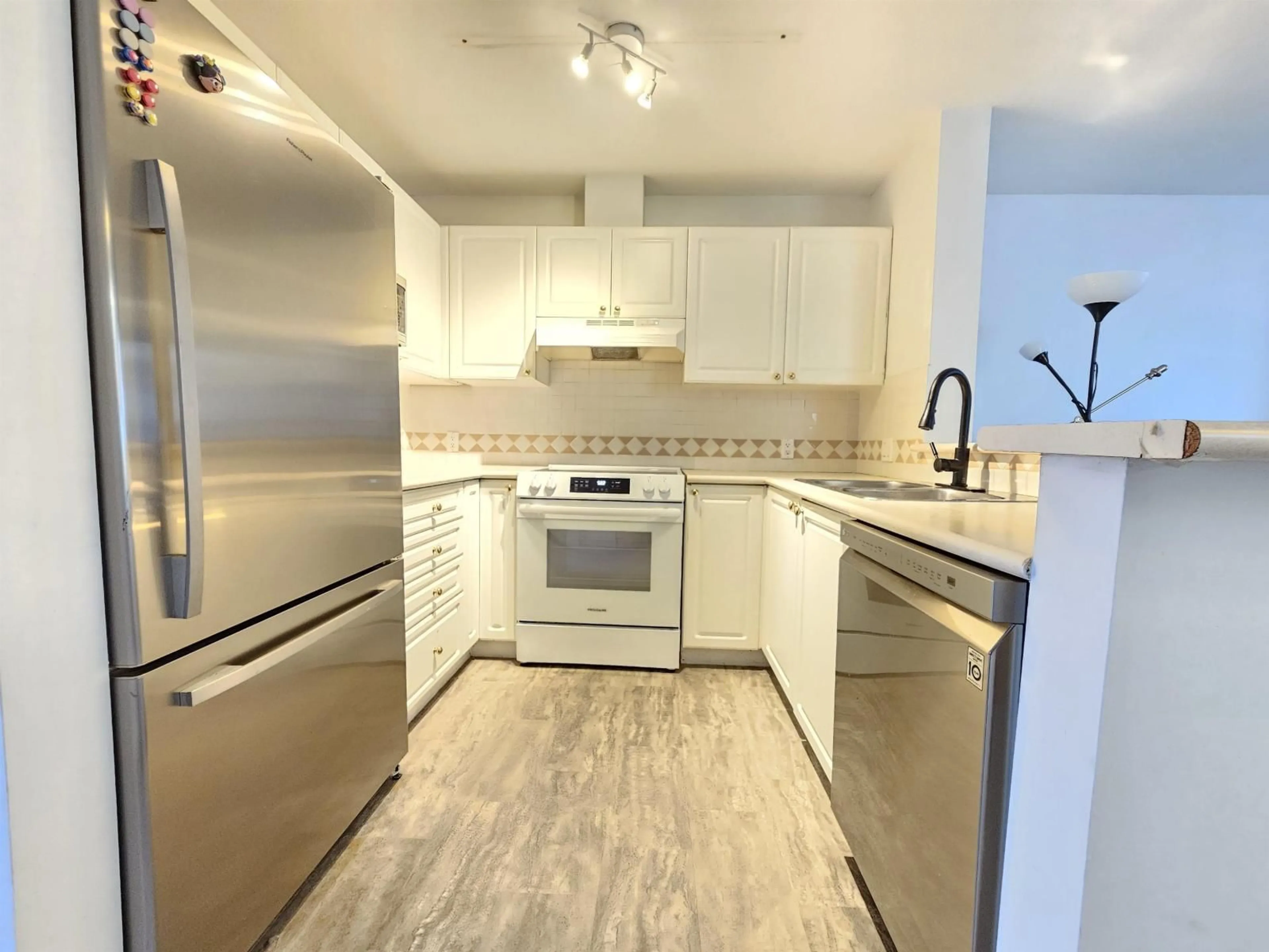 Standard kitchen, unknown for 304 - 15258 105 AVENUE, Surrey British Columbia V3R0W8