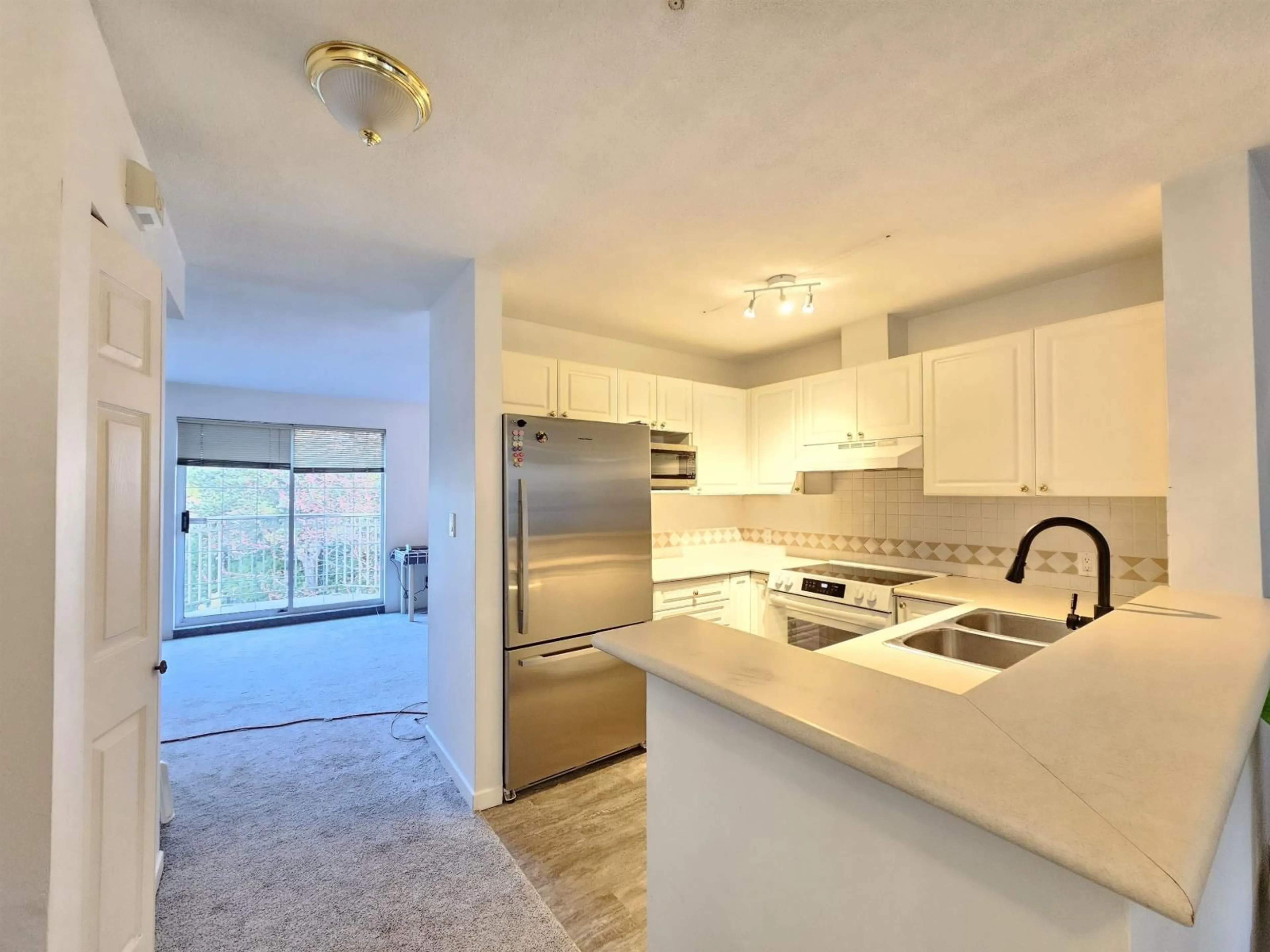 Open concept kitchen, unknown for 304 - 15258 105 AVENUE, Surrey British Columbia V3R0W8