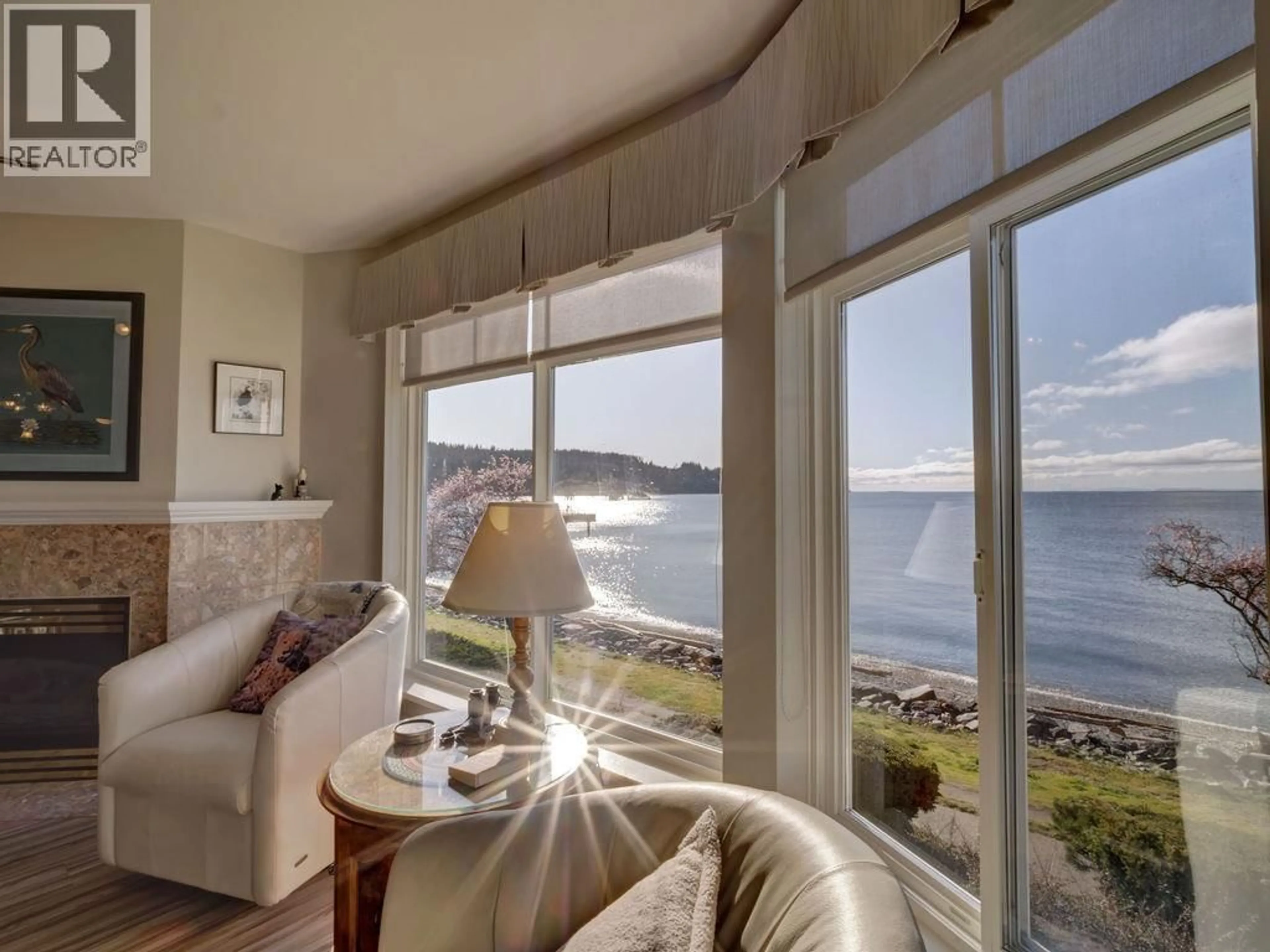 Living room with furniture, unknown for 205 - 5470 INLET AVENUE, Sechelt British Columbia V7Z0H4