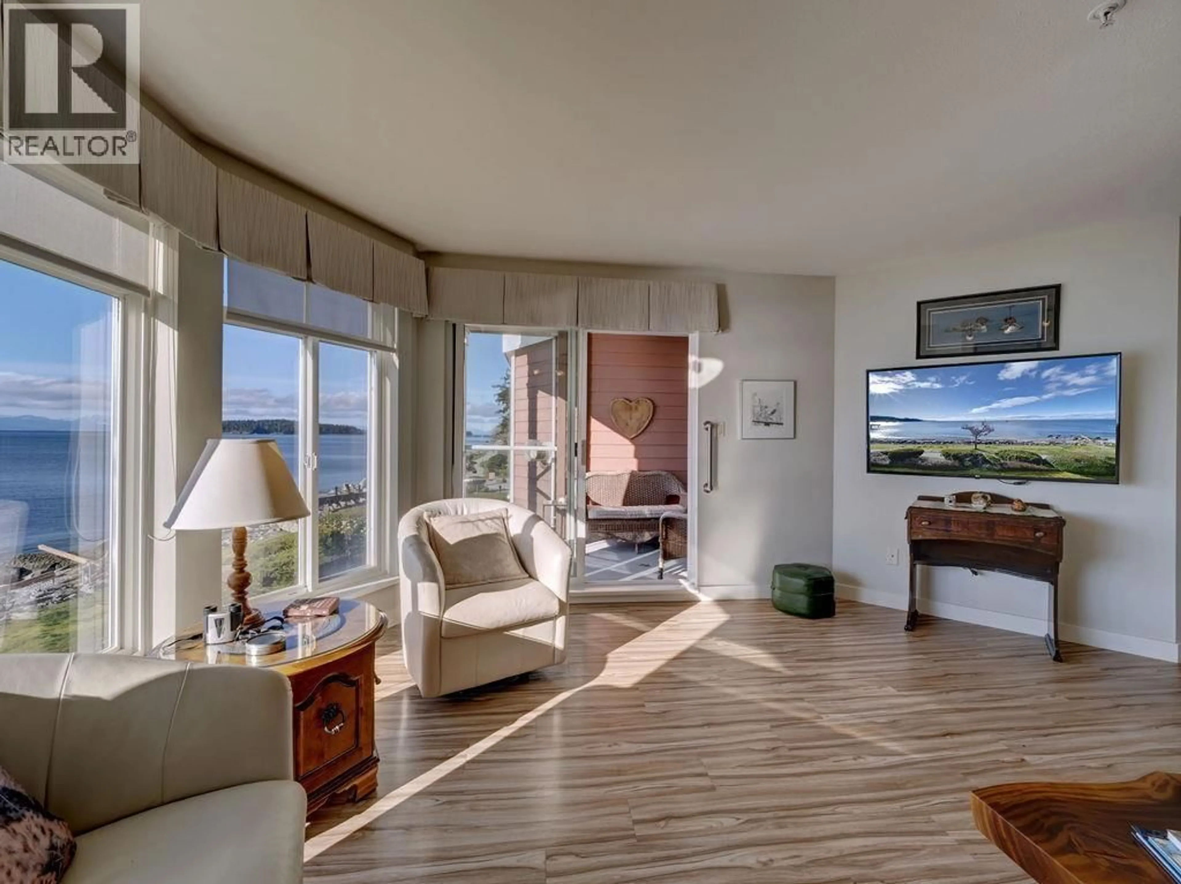 Living room with furniture, unknown for 205 - 5470 INLET AVENUE, Sechelt British Columbia V7Z0H4