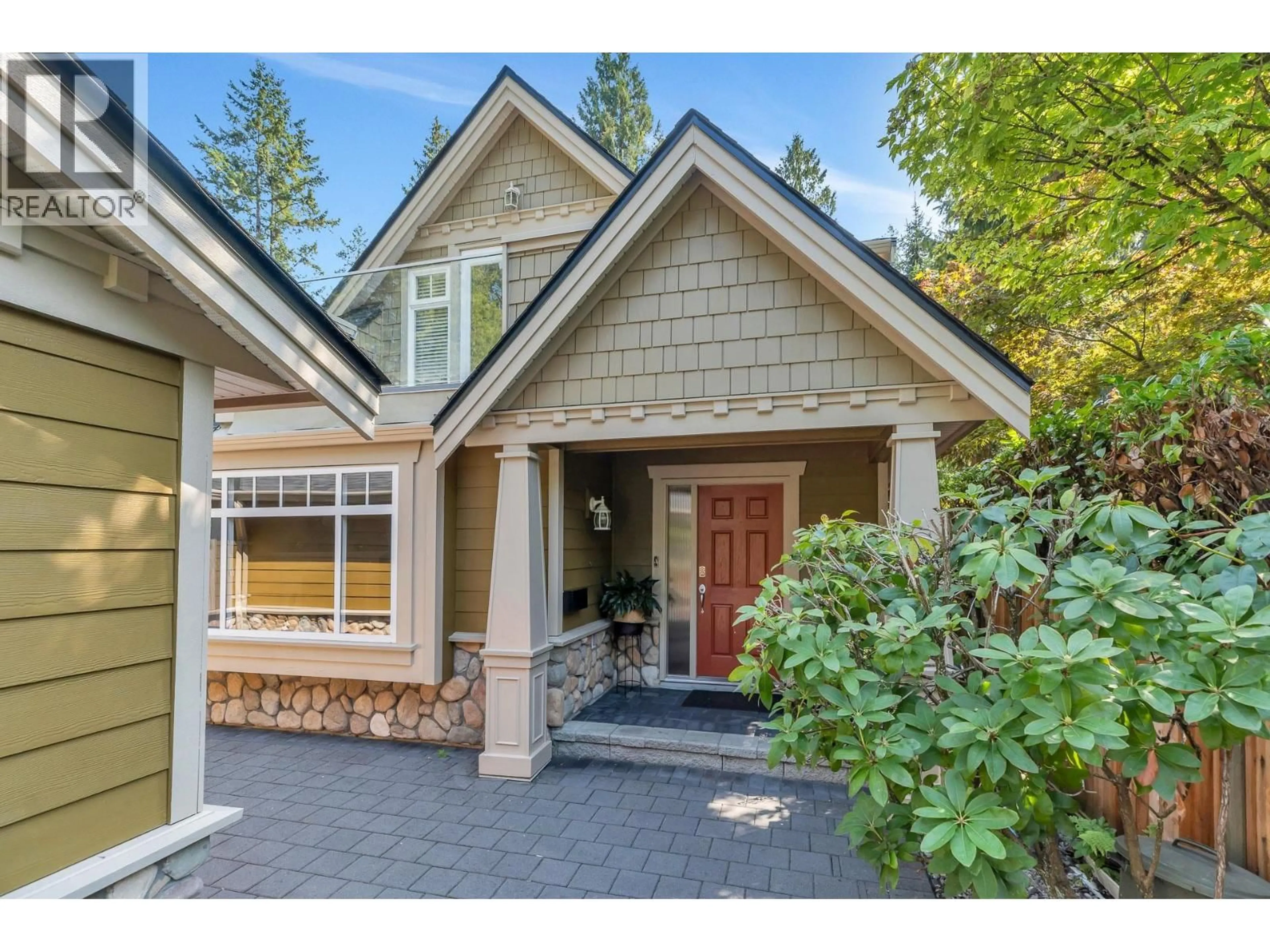 Home with vinyl exterior material, street for 950 SEYMOUR BOULEVARD, North Vancouver British Columbia V7J2J8