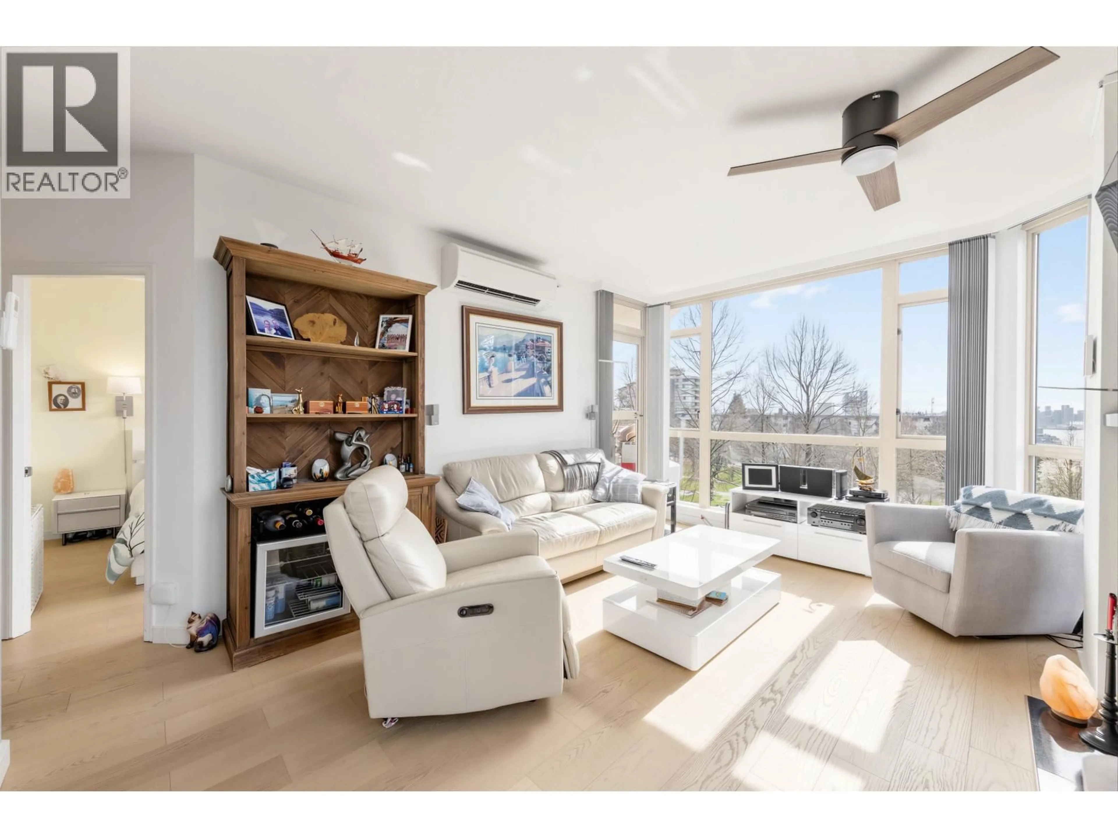 Living room with furniture, unknown for 304 - 160 KEITH ROAD, North Vancouver British Columbia V7M3M2