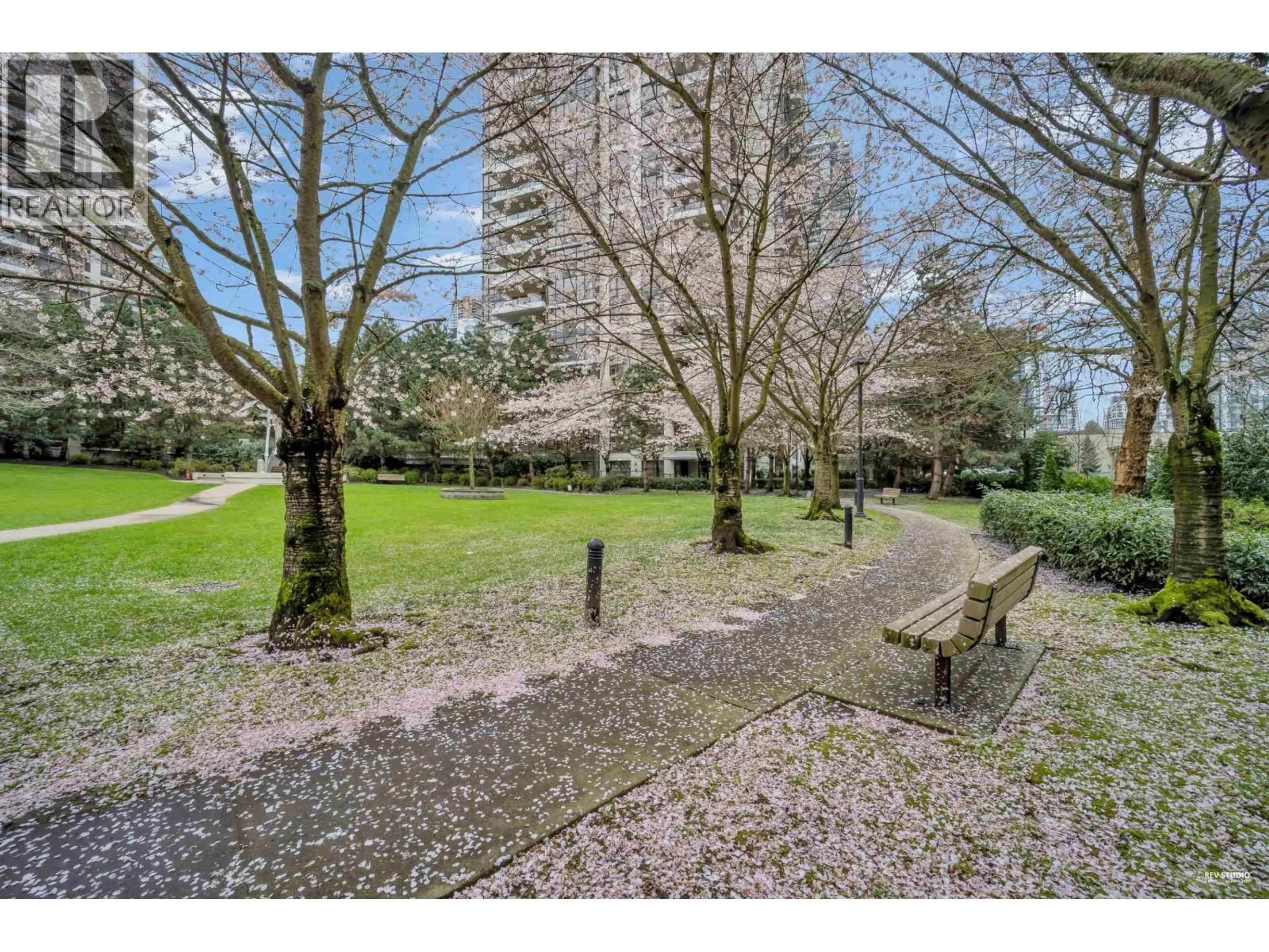 A pic from outside/outdoor area/front of a property/back of a property/a pic from drone, unknown for 1607 - 2138 MADISON AVENUE, Burnaby British Columbia V5C6T6