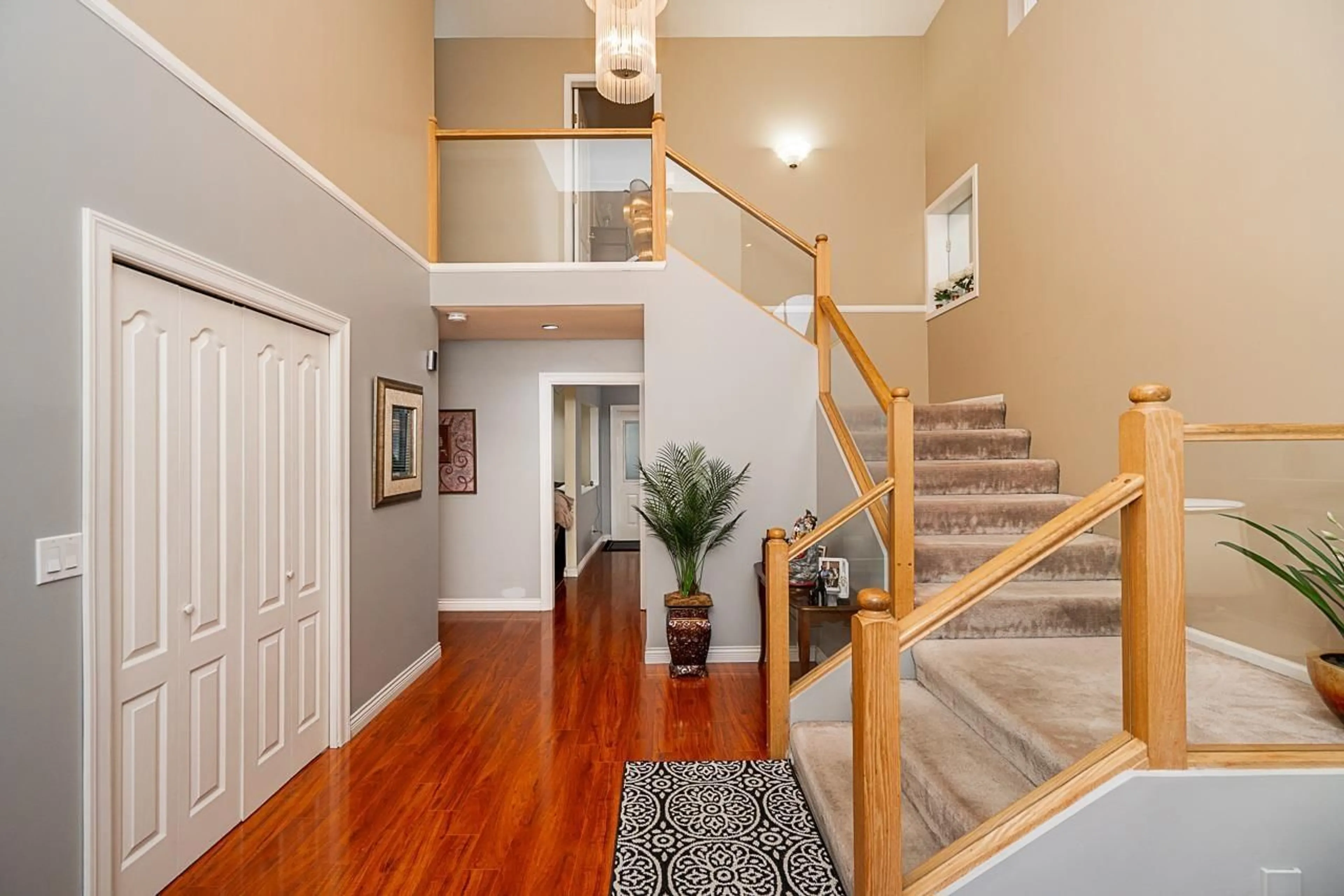 Indoor entryway for 13732 58 AVENUE, Surrey British Columbia V3X3J1