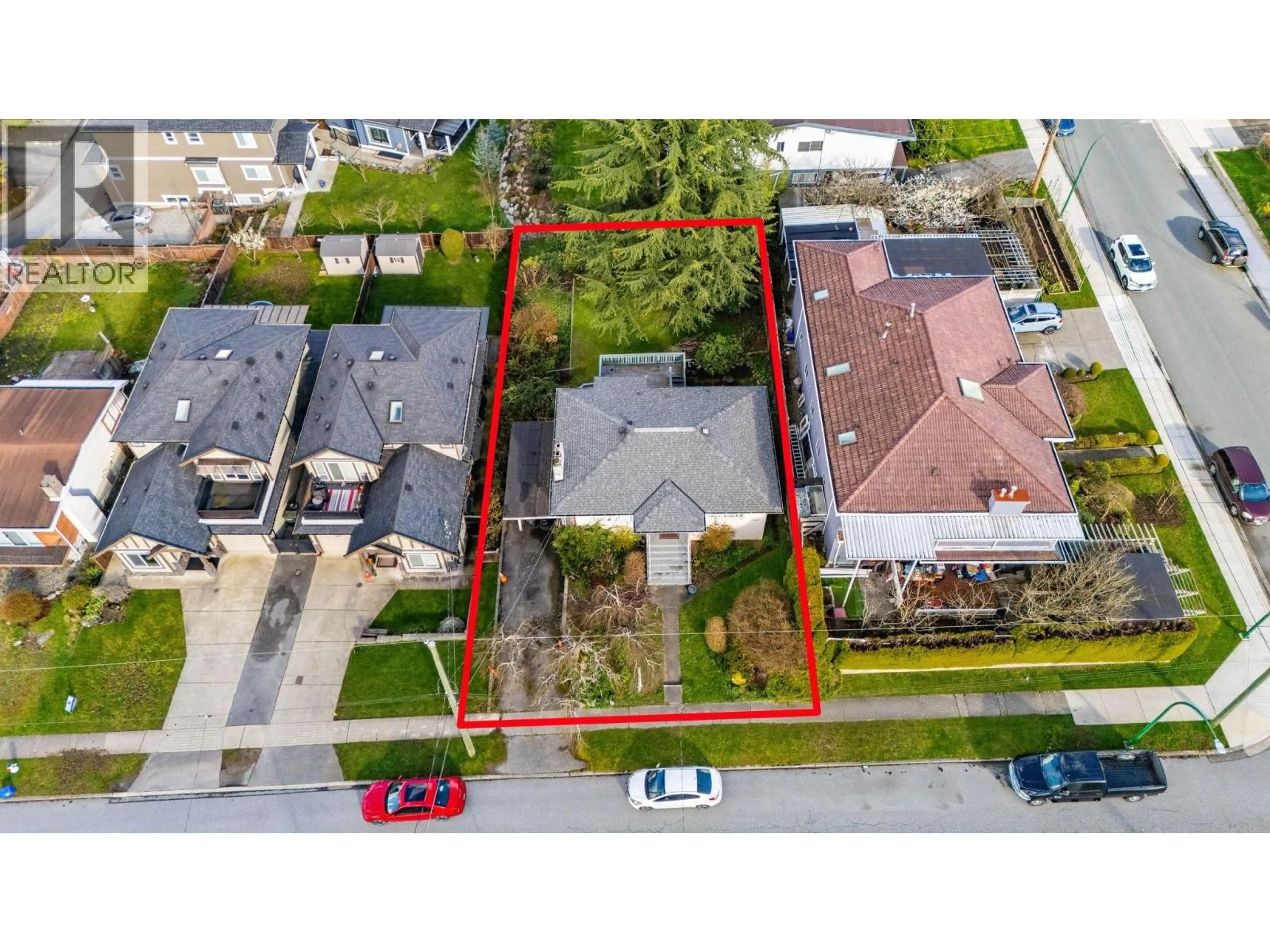 A pic from outside/outdoor area/front of a property/back of a property/a pic from drone, street for 4780 SMITH AVENUE, Burnaby British Columbia V5G2W2