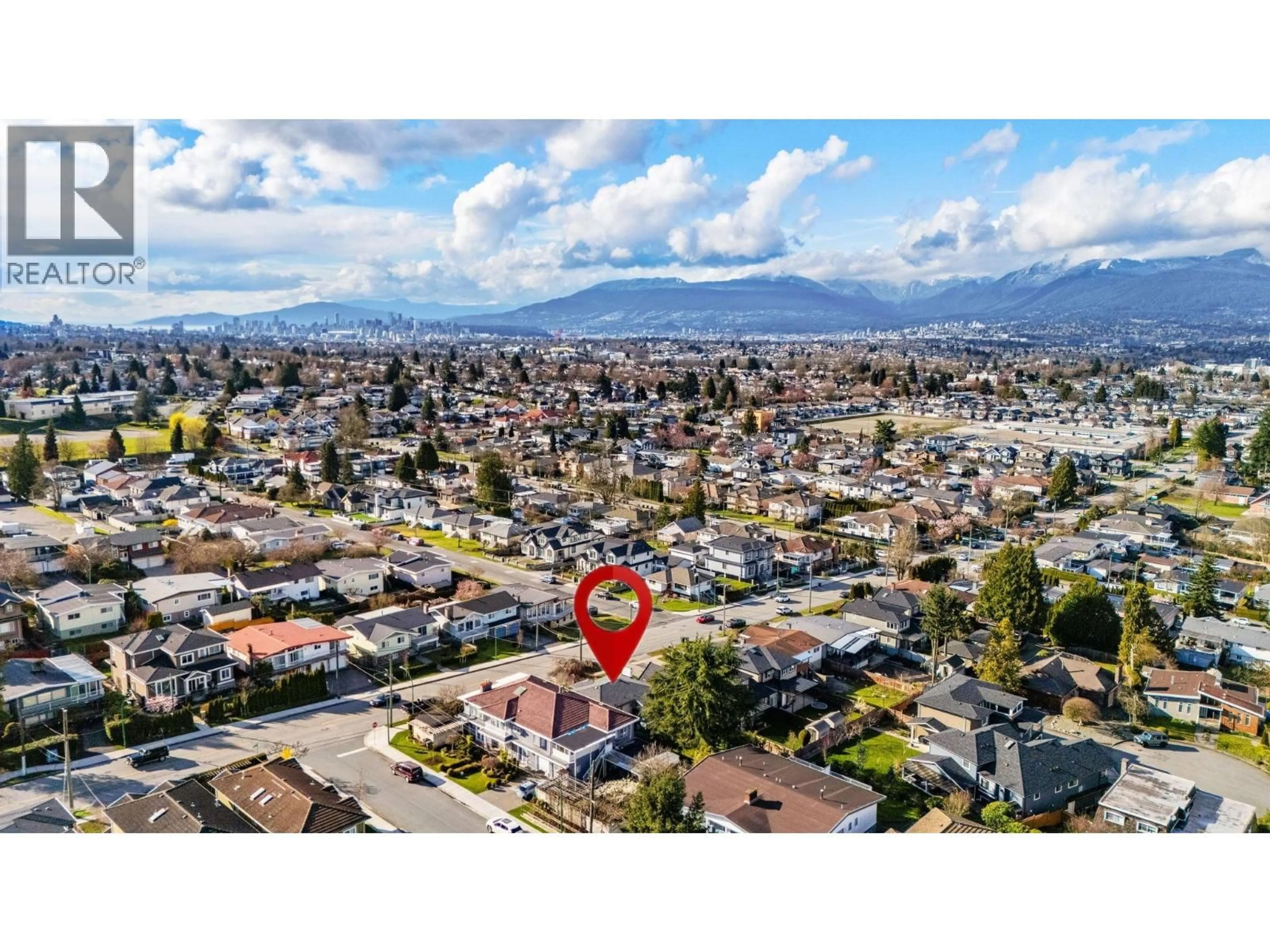 A pic from outside/outdoor area/front of a property/back of a property/a pic from drone, mountain view for 4780 SMITH AVENUE, Burnaby British Columbia V5G2W2
