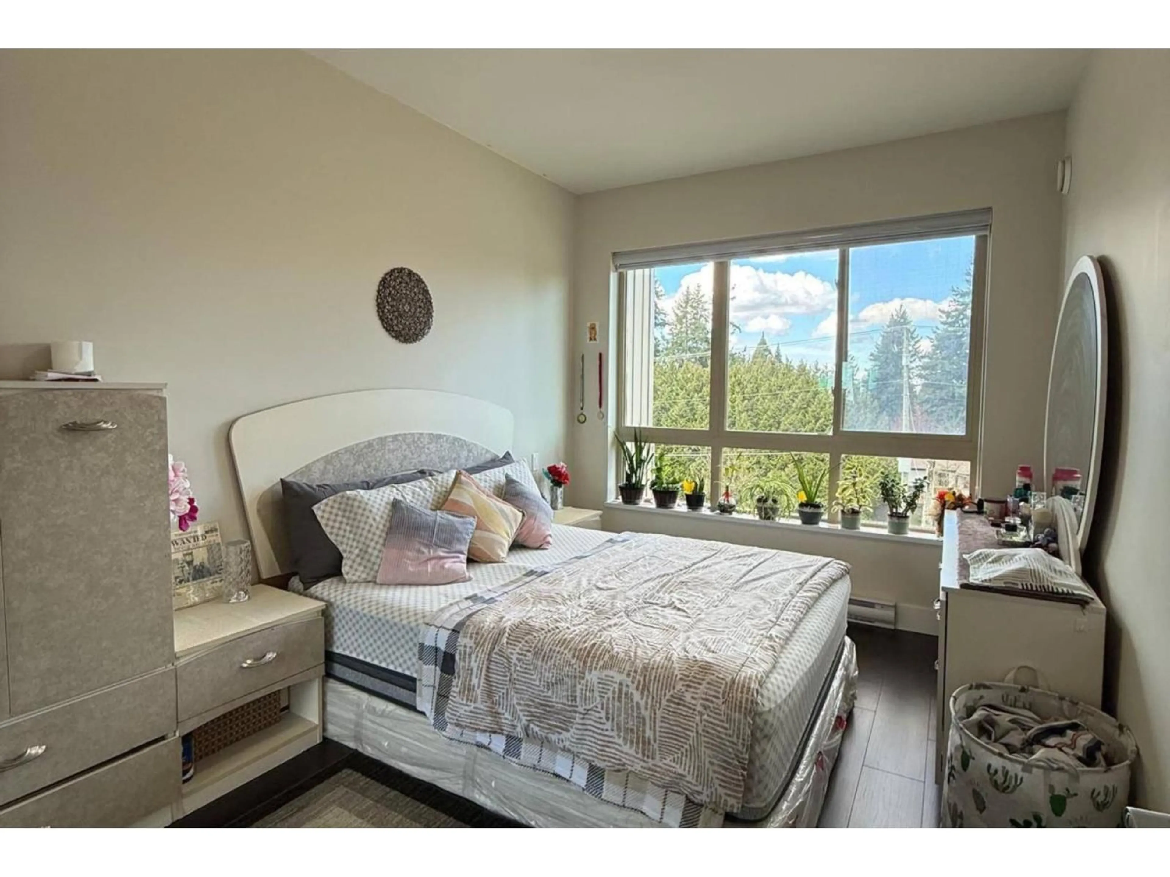 Bedroom with bed, wood/laminate floor for 412 - 6628 120 STREET, Surrey British Columbia V3W1T7
