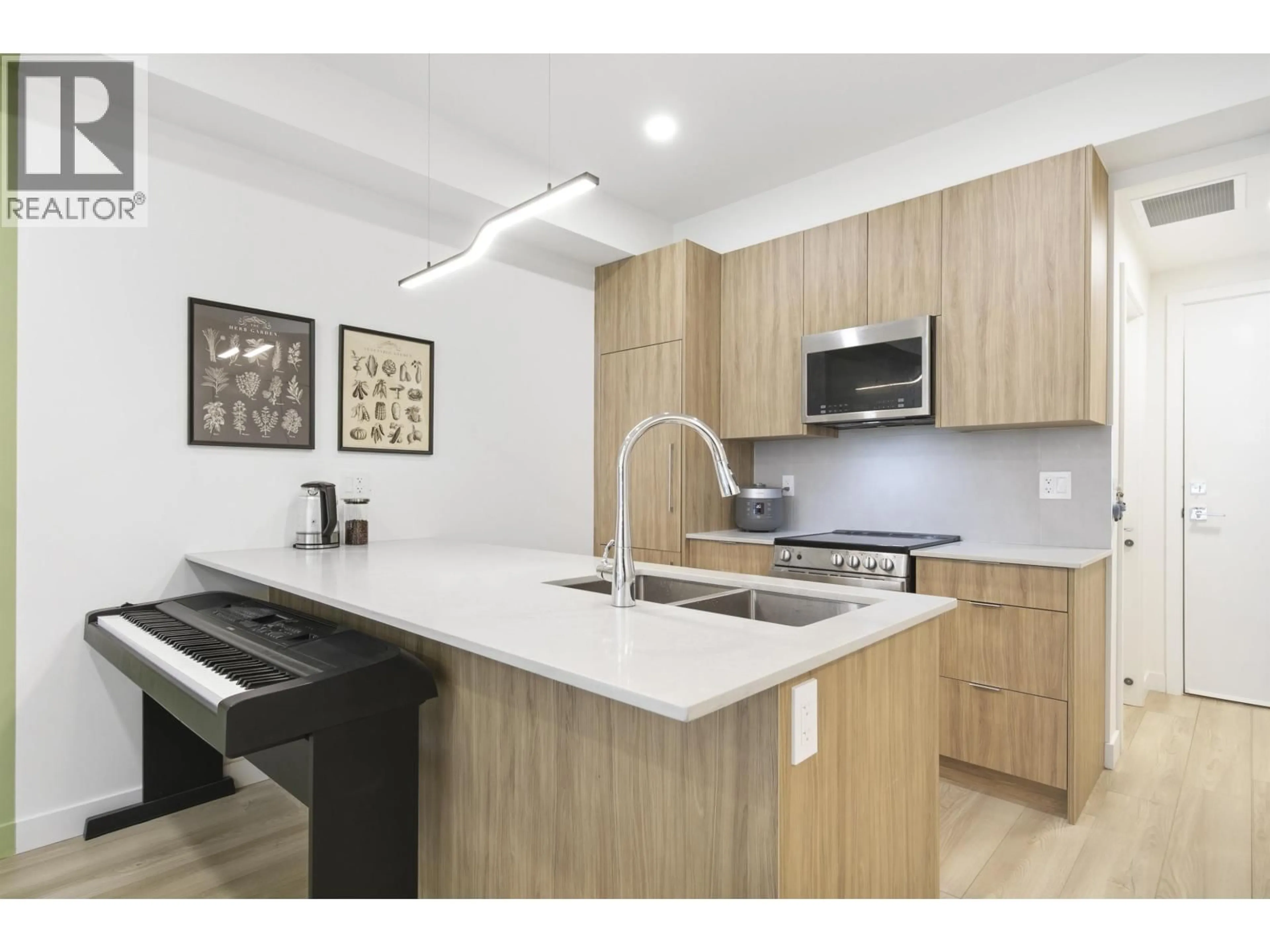 Standard kitchen, unknown for 303 - 11913 BURNETT STREET, Maple Ridge British Columbia V2X4N1