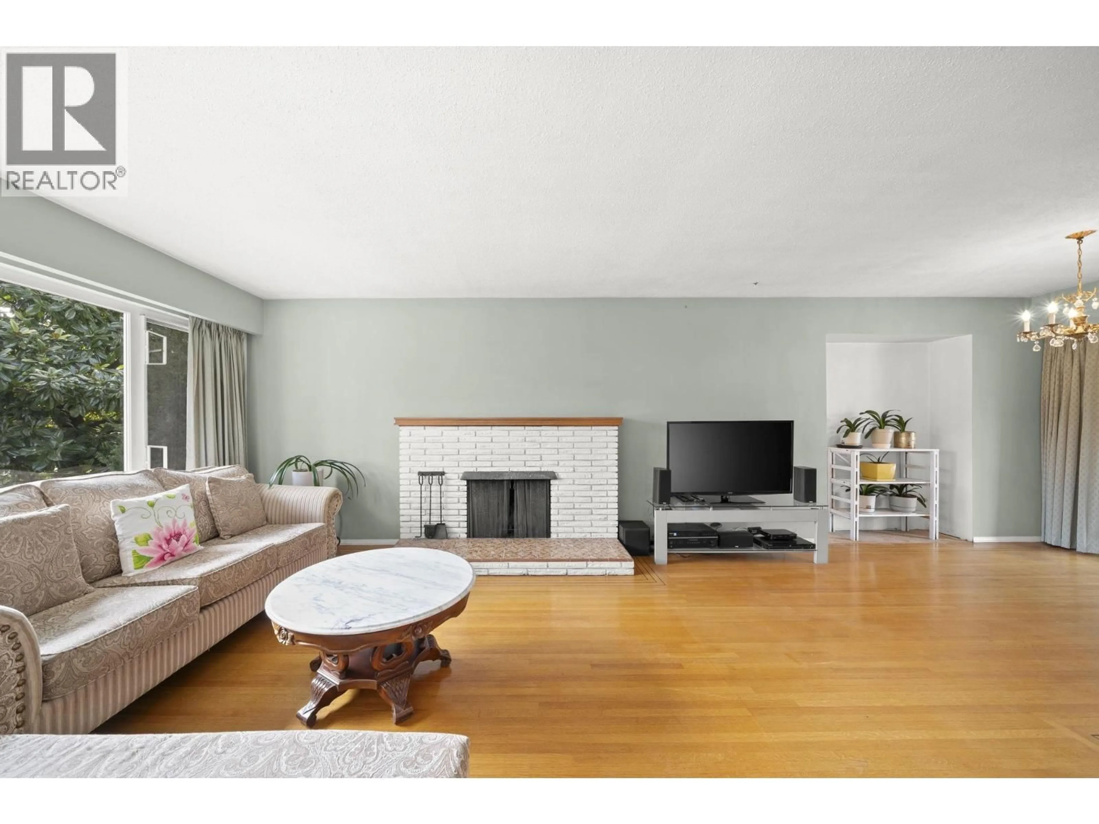 Living room with furniture, wood/laminate floor for 3783 PRICE STREET, Burnaby British Columbia V5G2K9