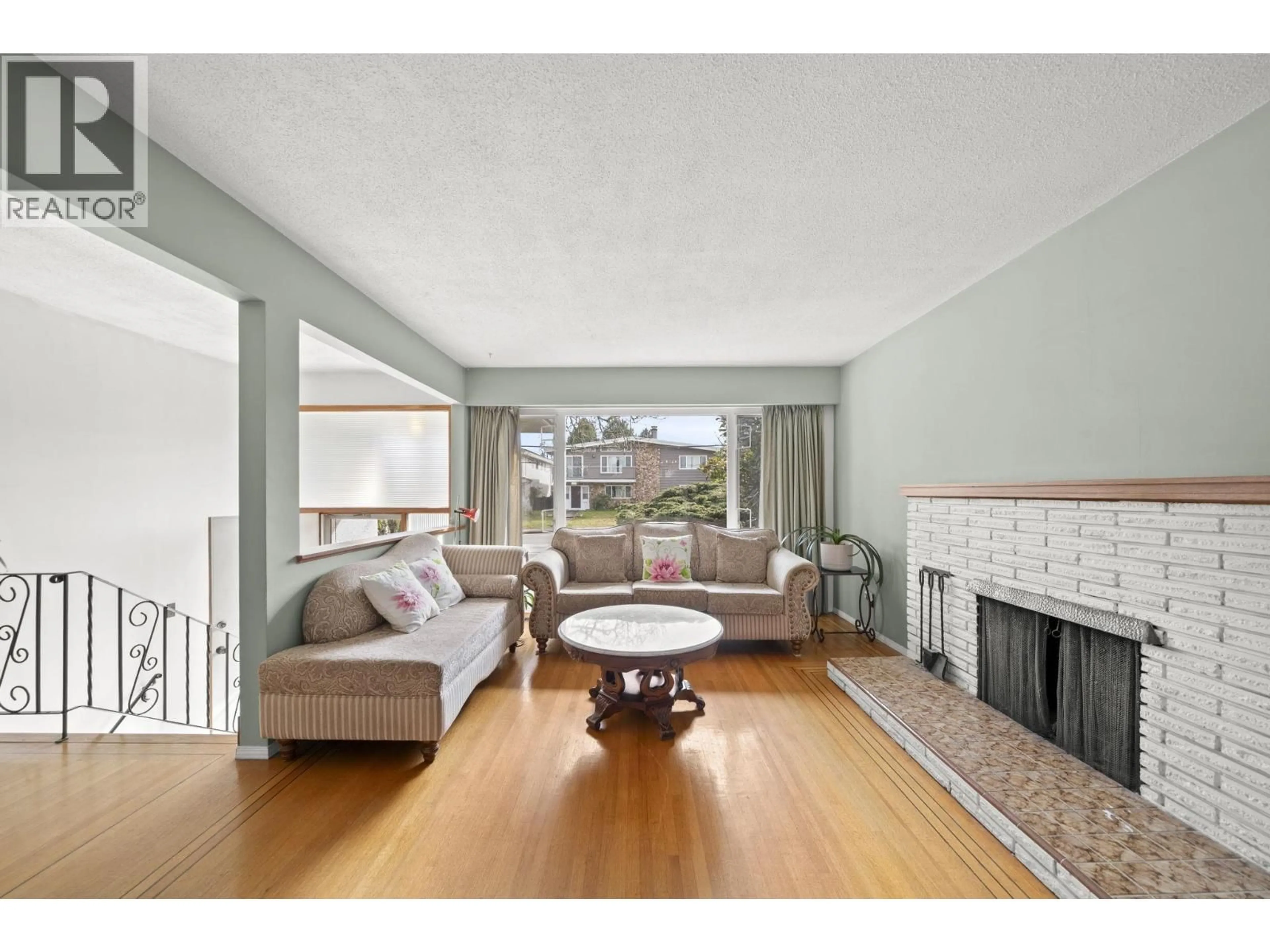 Living room with furniture, unknown for 3783 PRICE STREET, Burnaby British Columbia V5G2K9