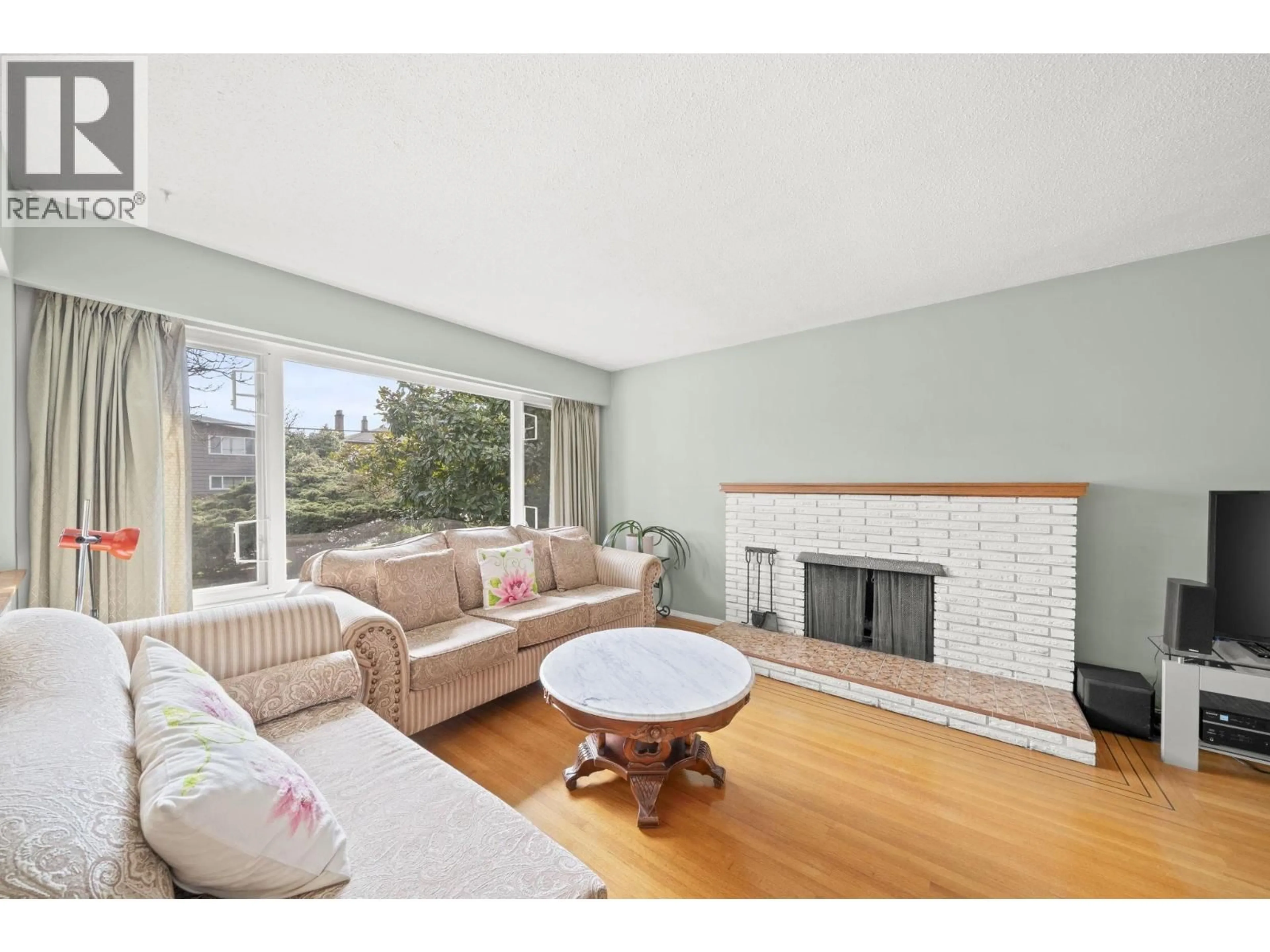 Living room with furniture, unknown for 3783 PRICE STREET, Burnaby British Columbia V5G2K9