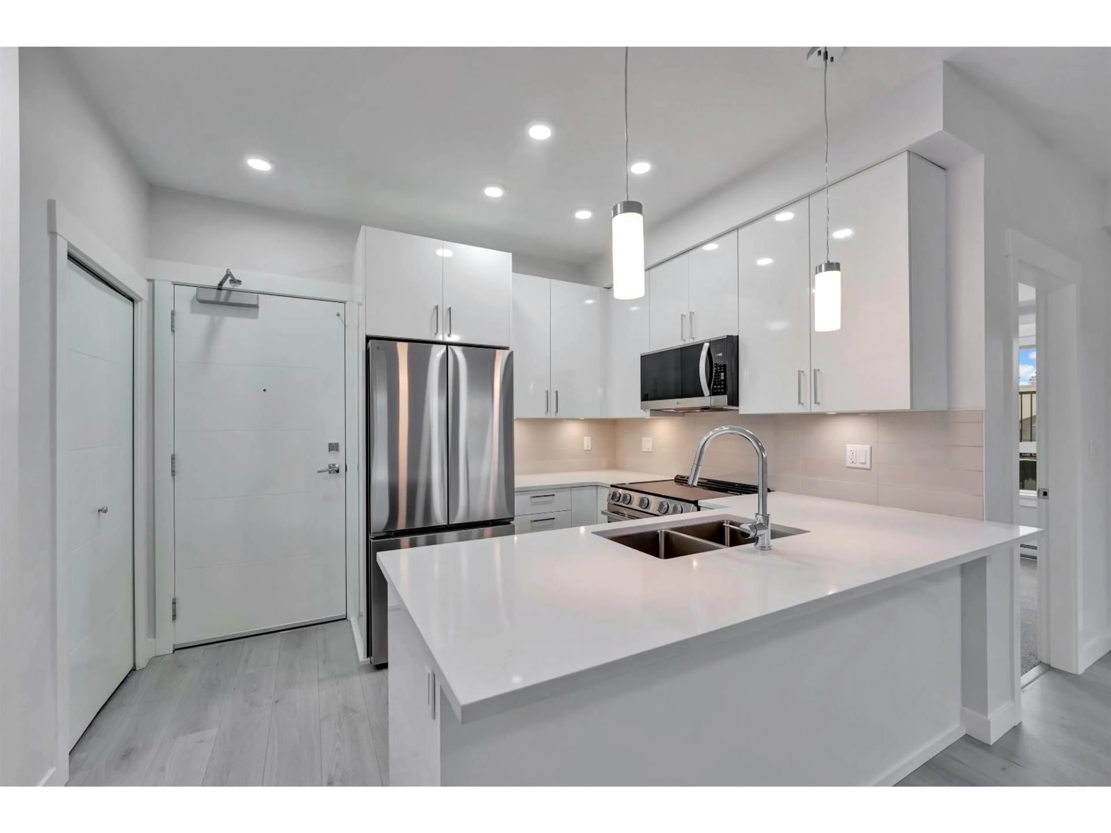 Open concept kitchen, ceramic/tile floor for 118 - 33886 PINE STREET, Abbotsford British Columbia V0V0V0