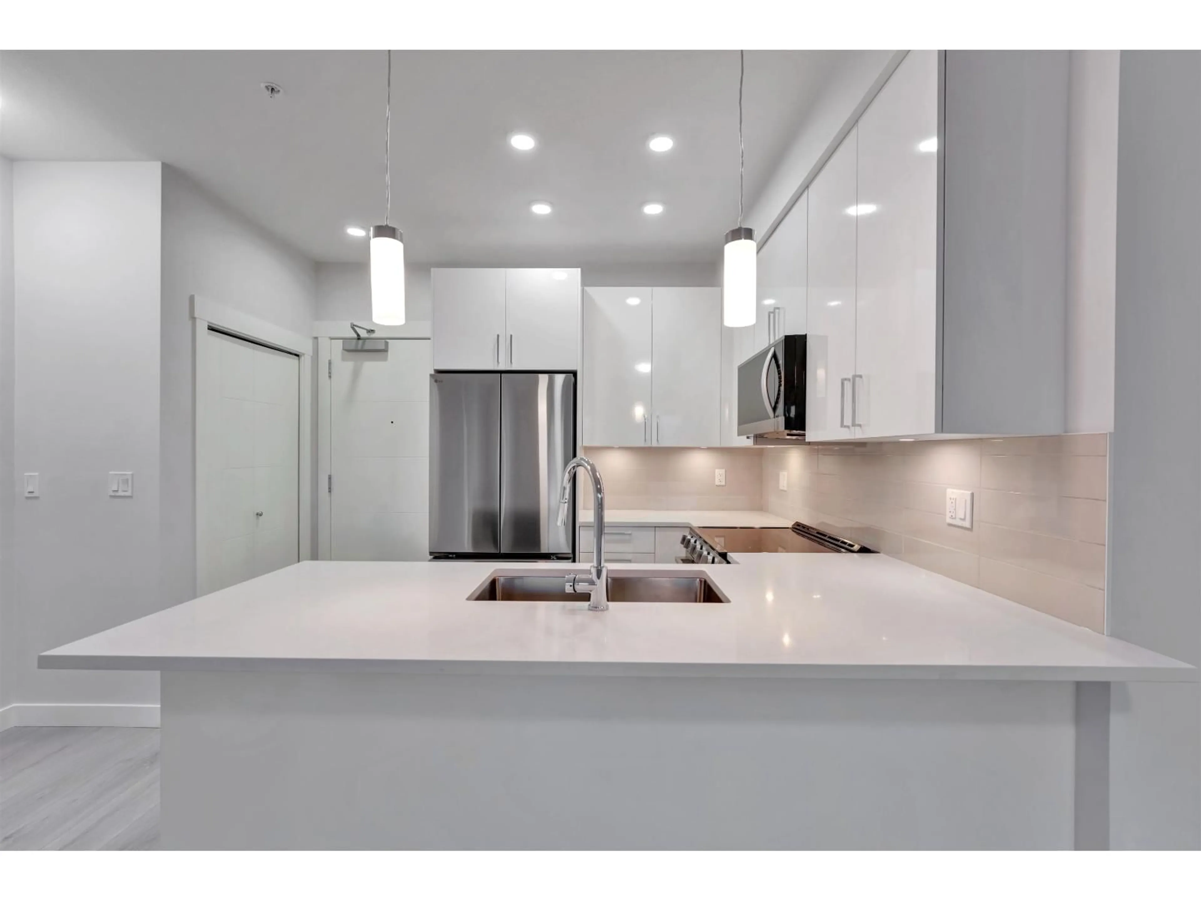 Open concept kitchen, ceramic/tile floor for 118 - 33886 PINE STREET, Abbotsford British Columbia V0V0V0