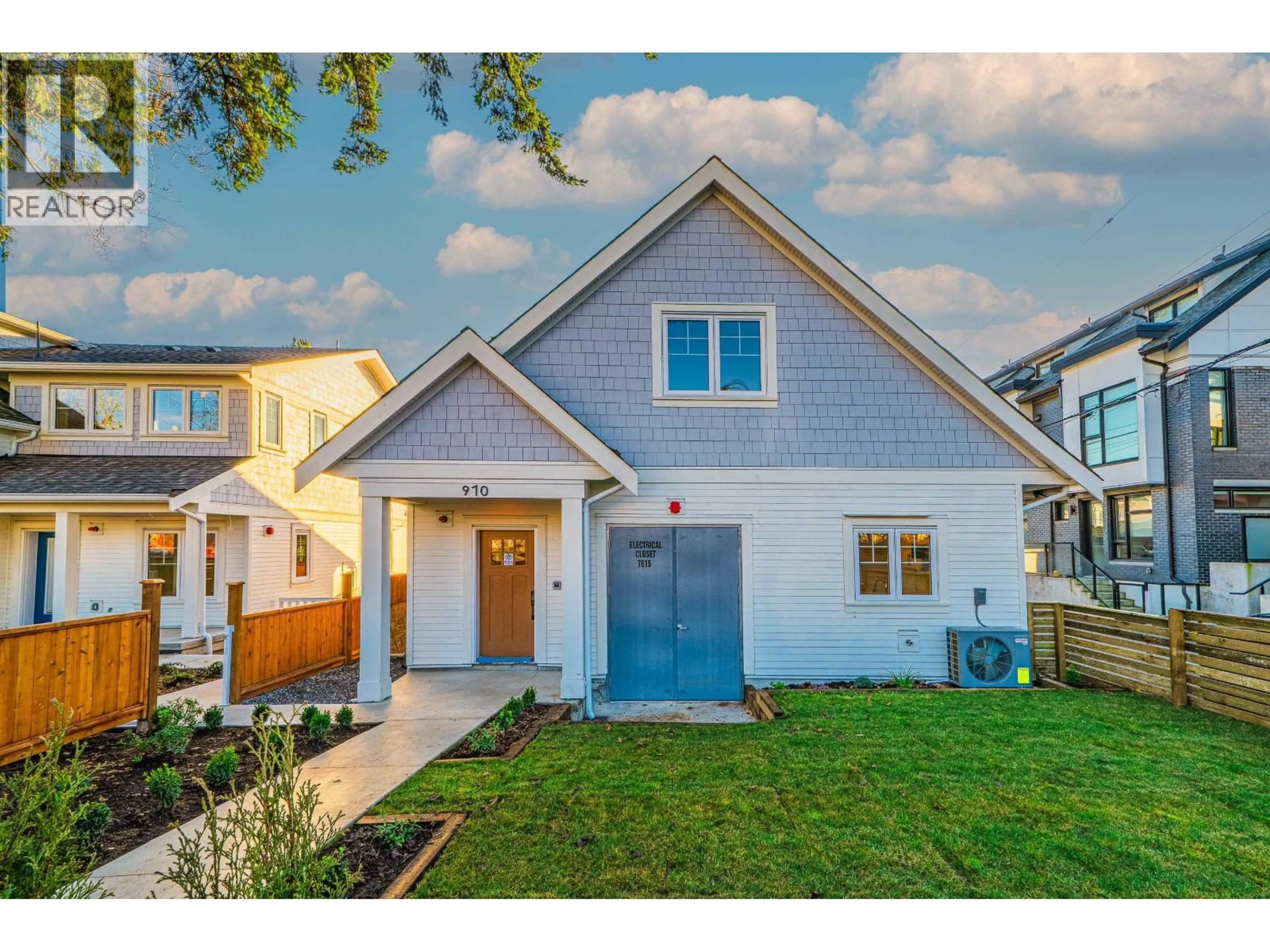 Home with vinyl exterior material, street for 972 PARK DRIVE, Vancouver British Columbia V6P2J4