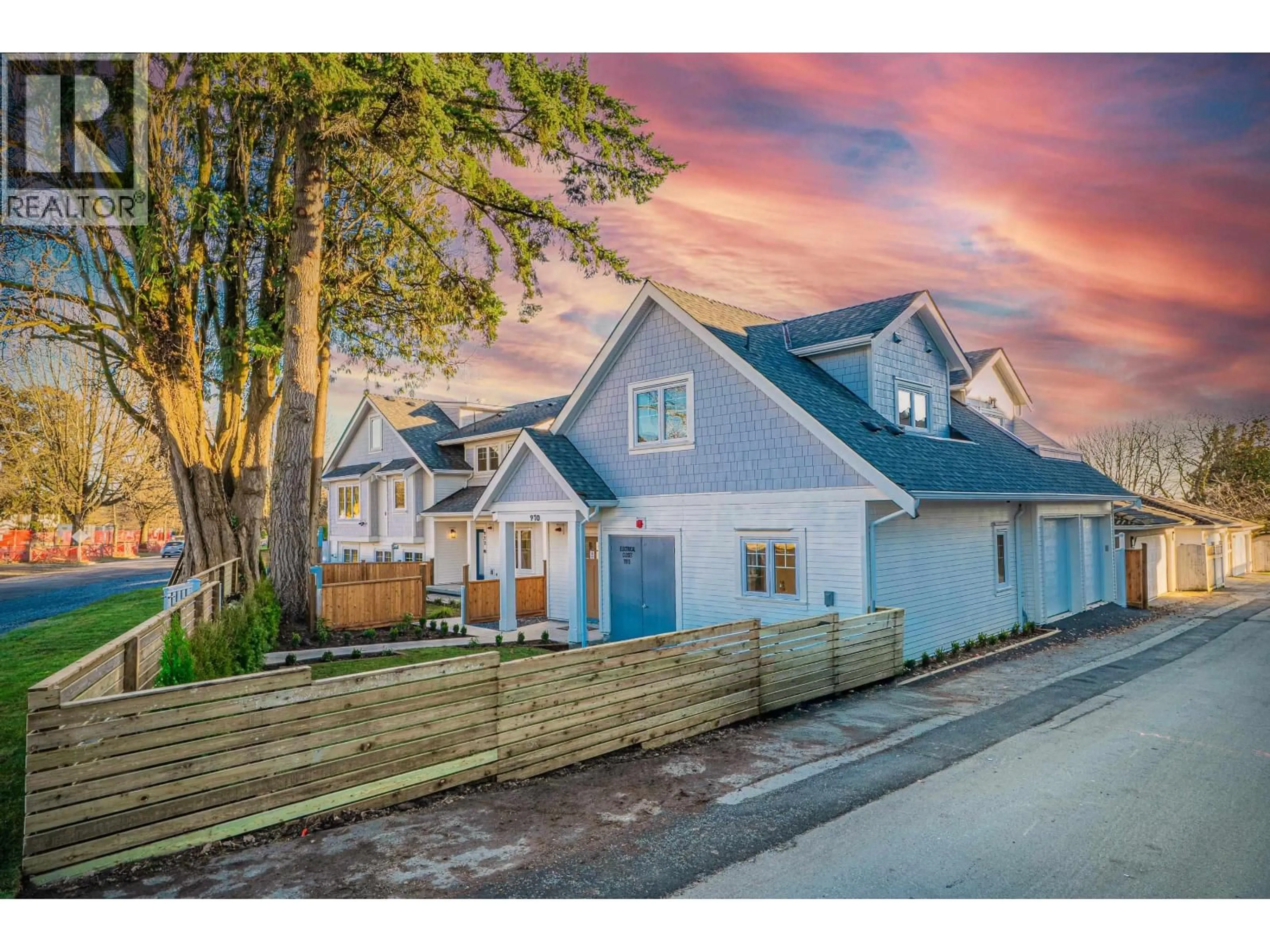 A pic from outside/outdoor area/front of a property/back of a property/a pic from drone, street for 972 PARK DRIVE, Vancouver British Columbia V6P2J4