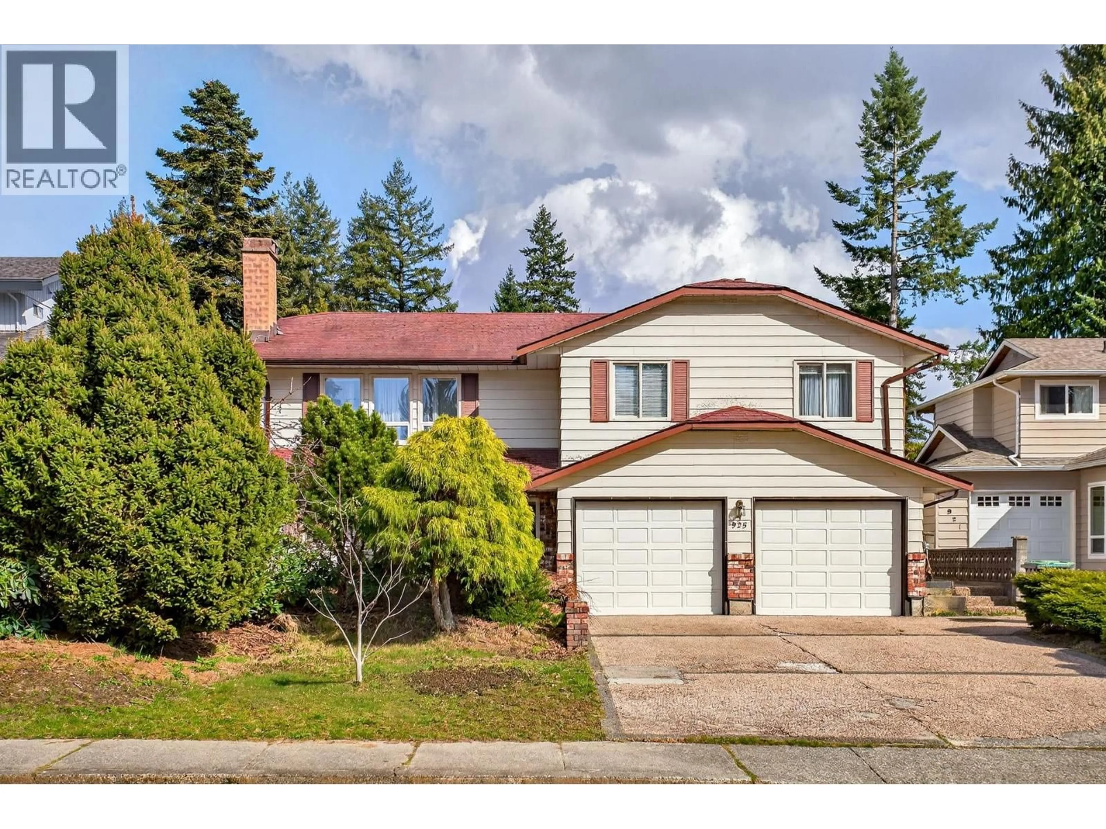 Home with vinyl exterior material, street for 925 MERRITT STREET, Coquitlam British Columbia V3J7K9