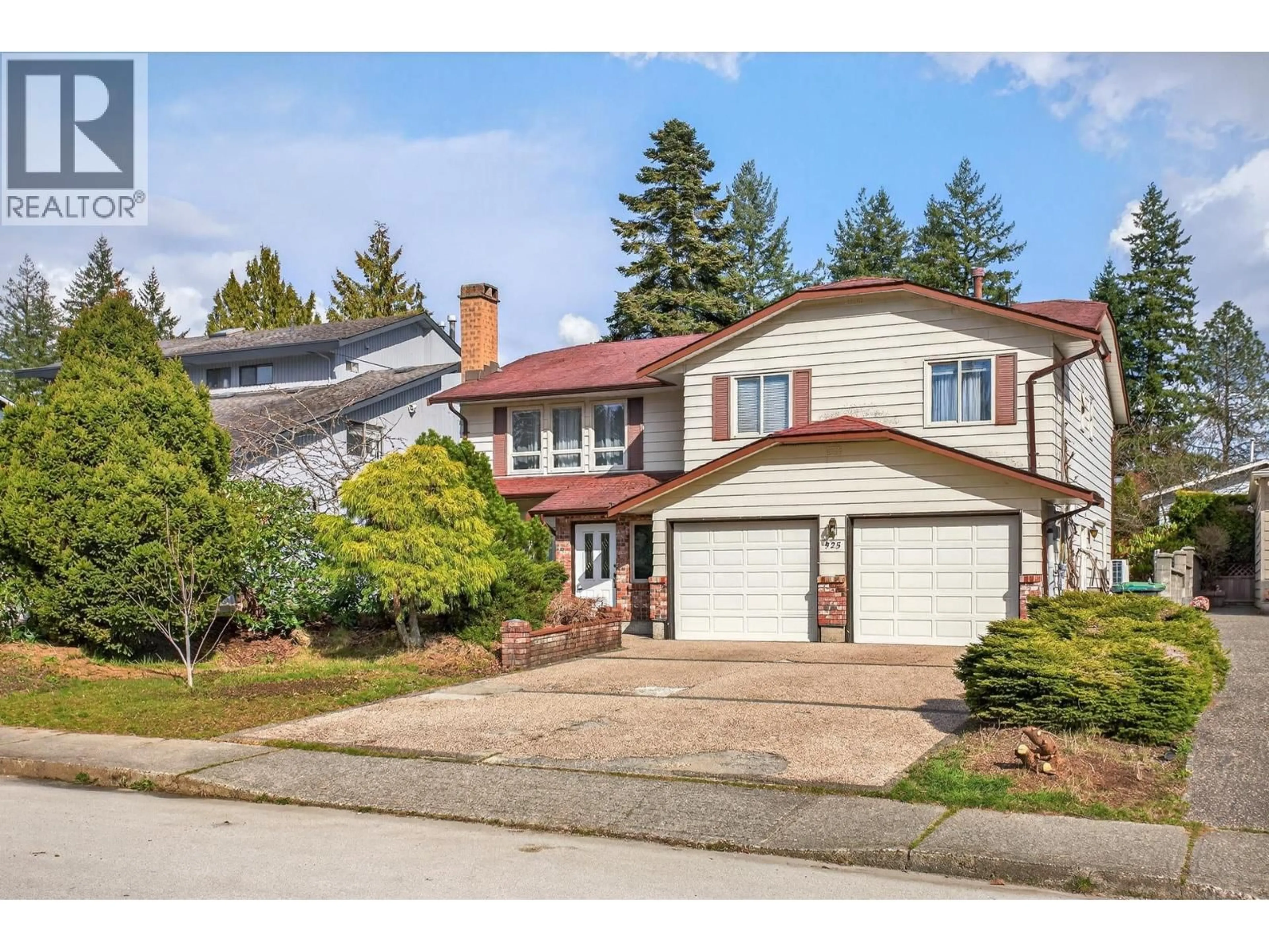 Home with vinyl exterior material, street for 925 MERRITT STREET, Coquitlam British Columbia V3J7K9