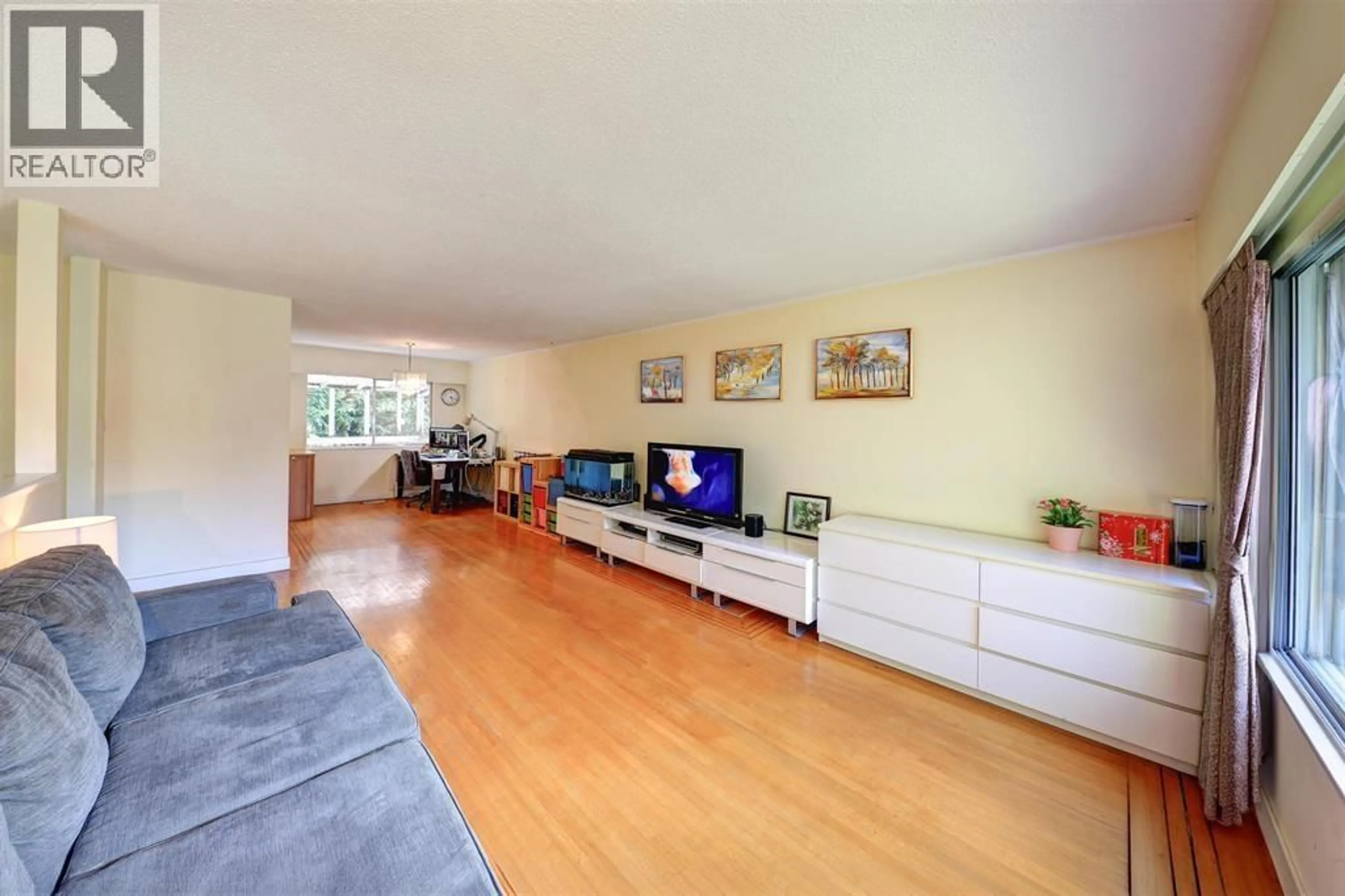 Living room with furniture, unknown for 8844 COOK CRESCENT, Richmond British Columbia V6Y1X2