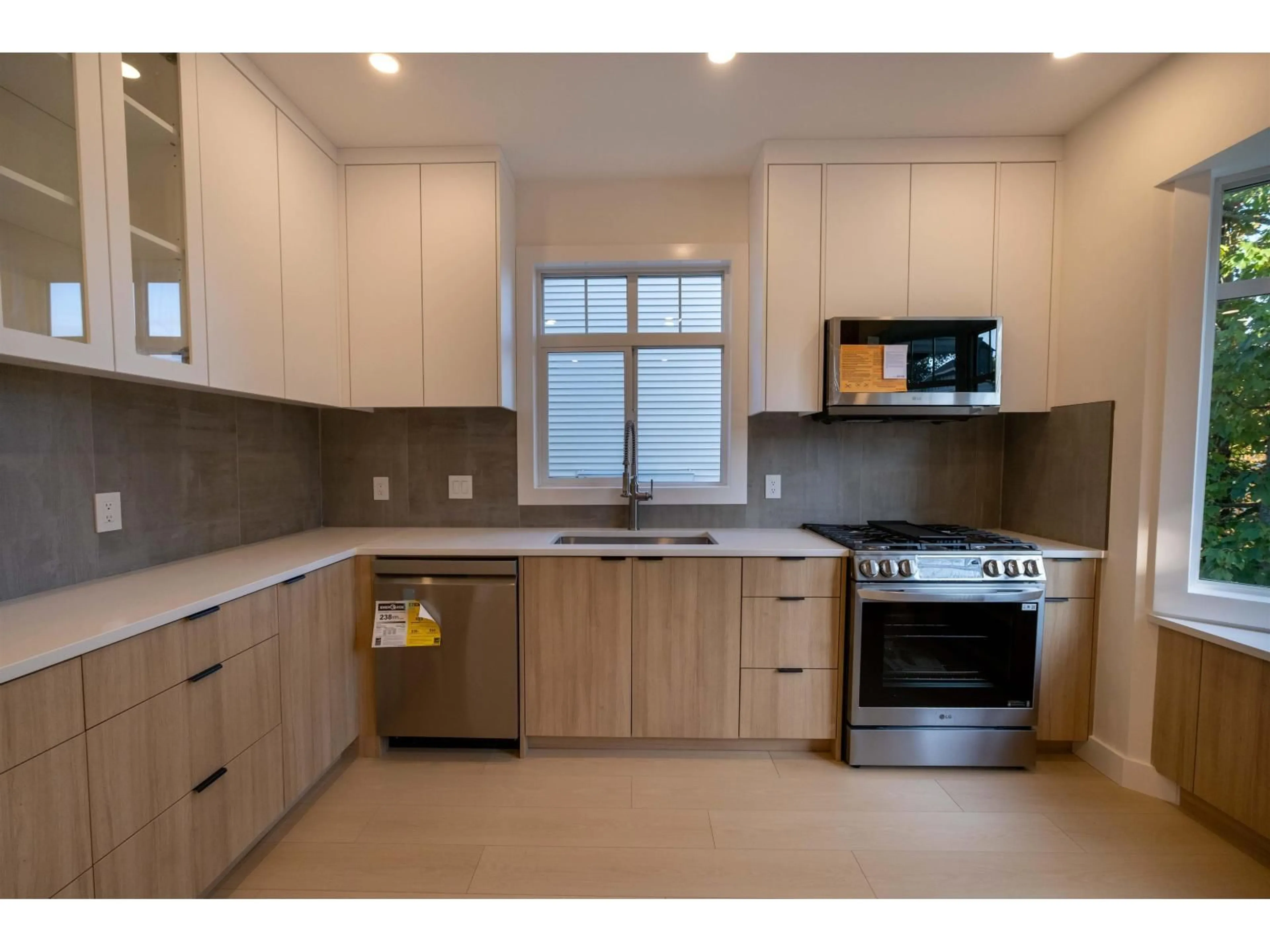 Standard kitchen, unknown for 5 - 19551 66 AVENUE, Surrey British Columbia V4N0Z5