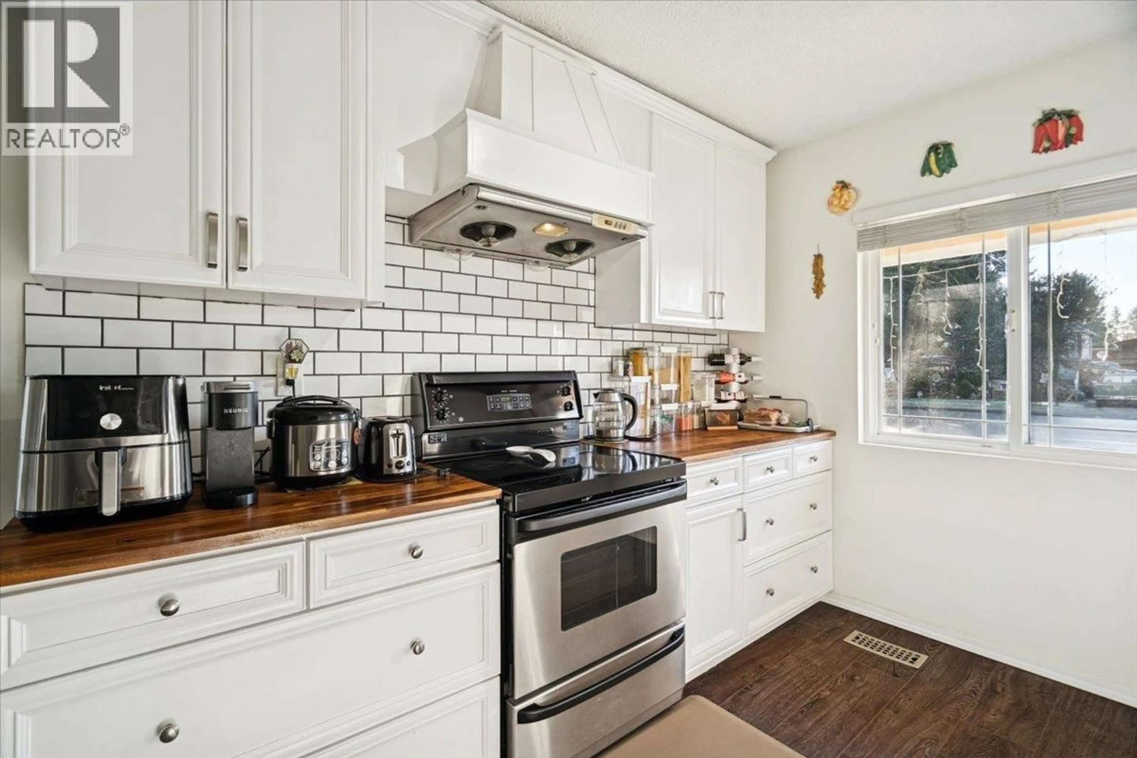 Open concept kitchen, ceramic/tile floor for 21339 DEWDNEY TRUNK ROAD, Maple Ridge British Columbia V2X3G2