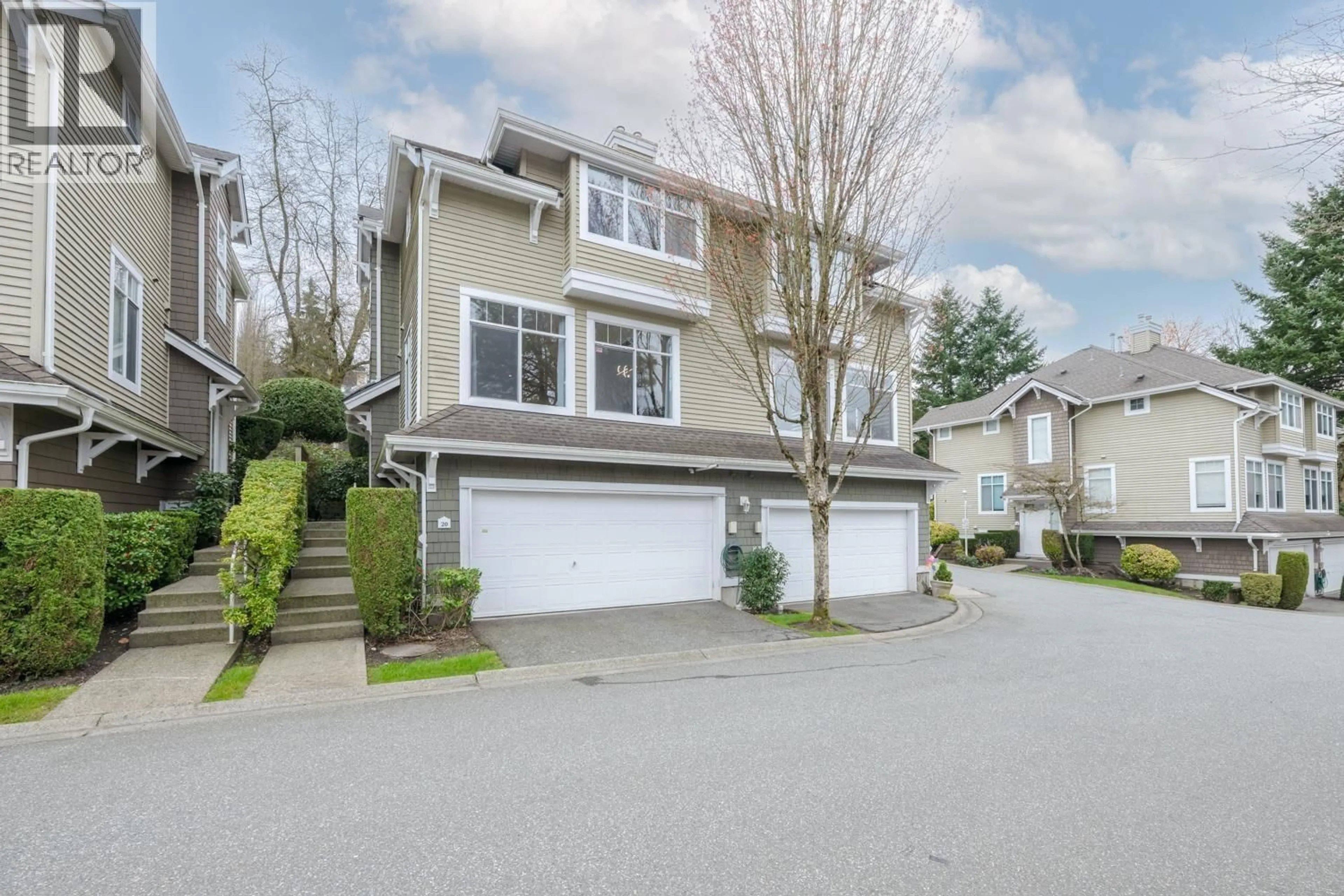 A pic from outside/outdoor area/front of a property/back of a property/a pic from drone, street for 20 - 5240 OAKMOUNT CRESCENT, Burnaby British Columbia V5H4S1