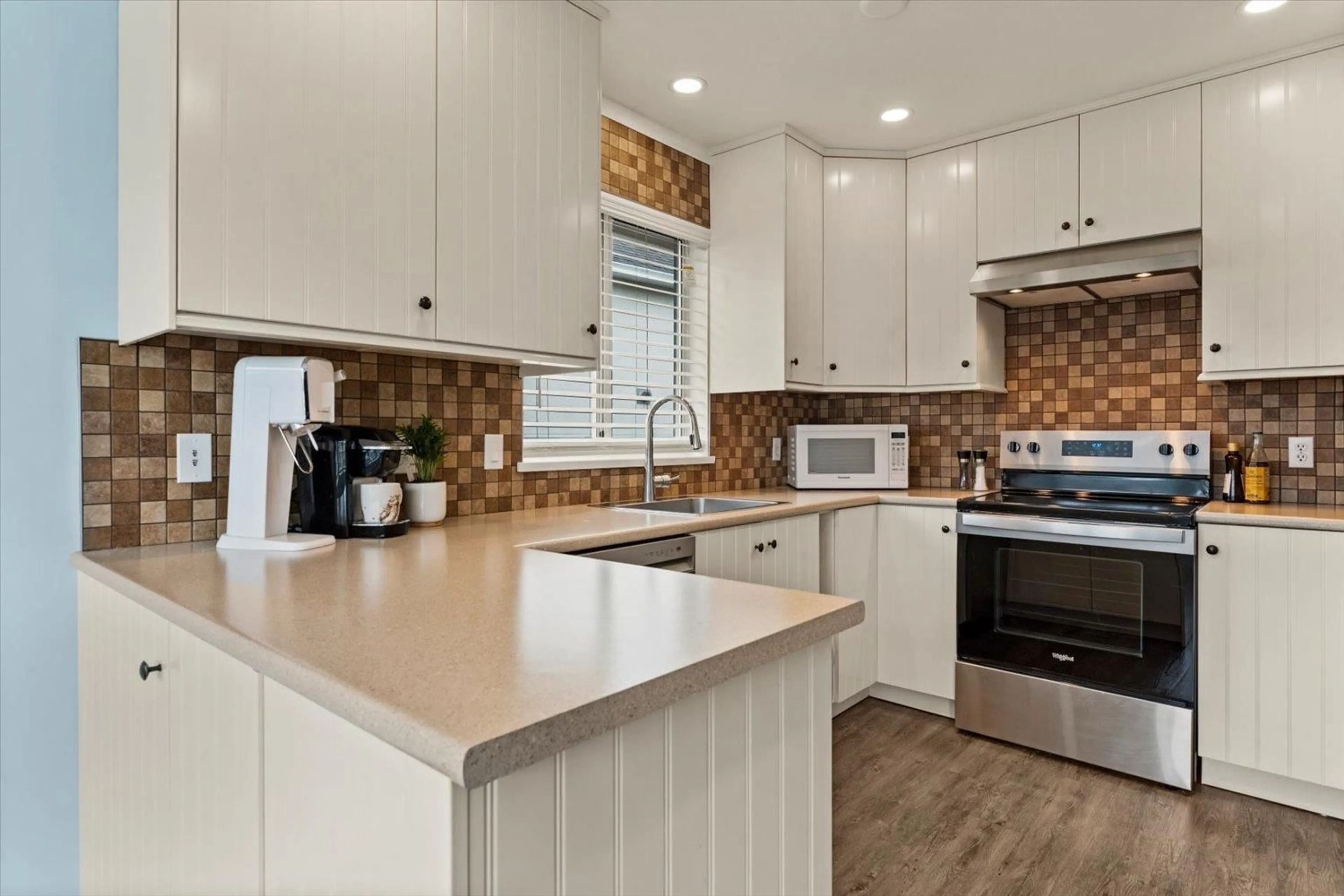 Open concept kitchen, ceramic/tile floor for 24 - 3380 GLADWIN ROAD, Abbotsford British Columbia V2S7G1