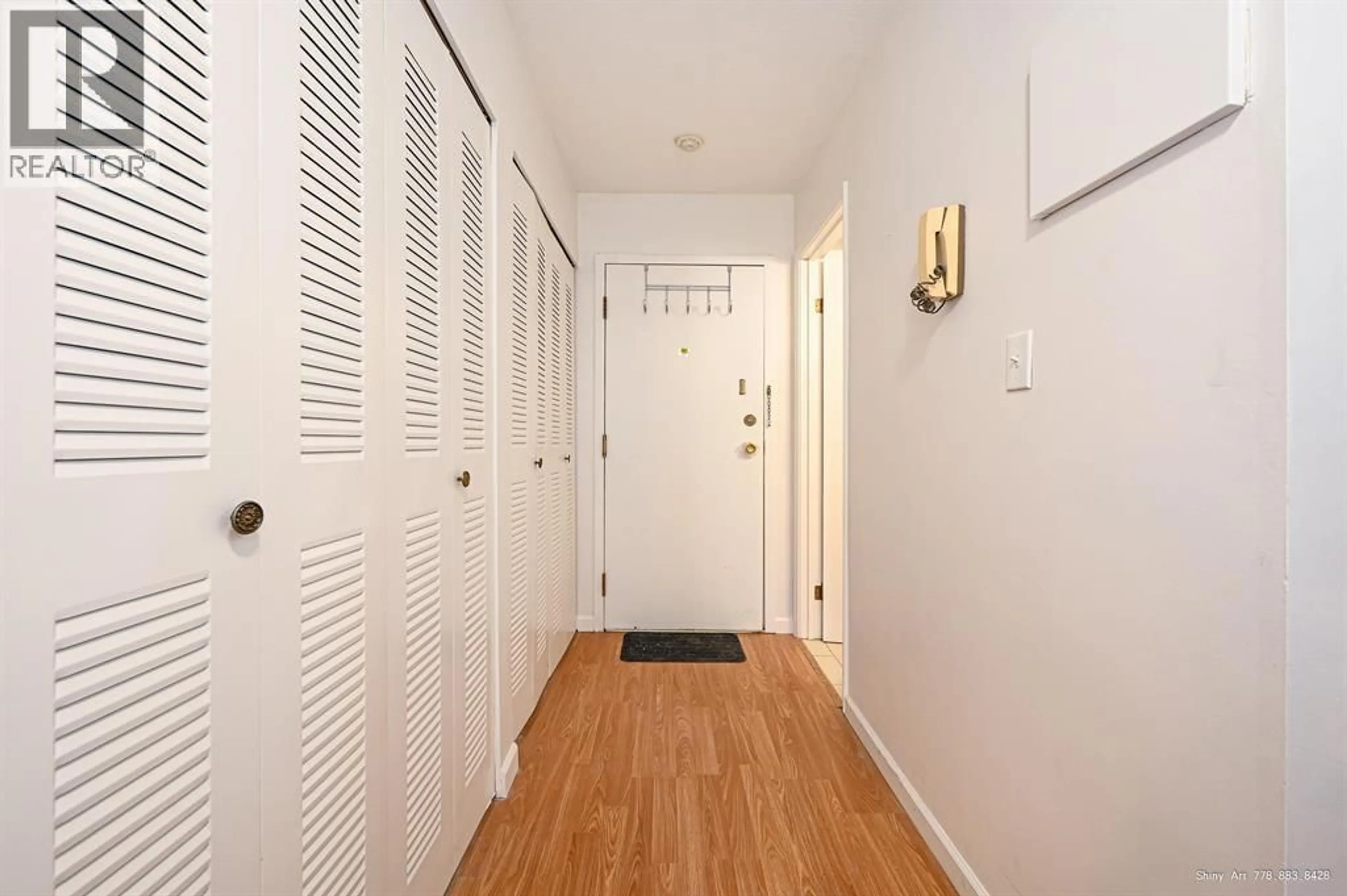 Indoor entryway for 406 - 16 LAKEWOOD DRIVE, Vancouver British Columbia V5L4L1