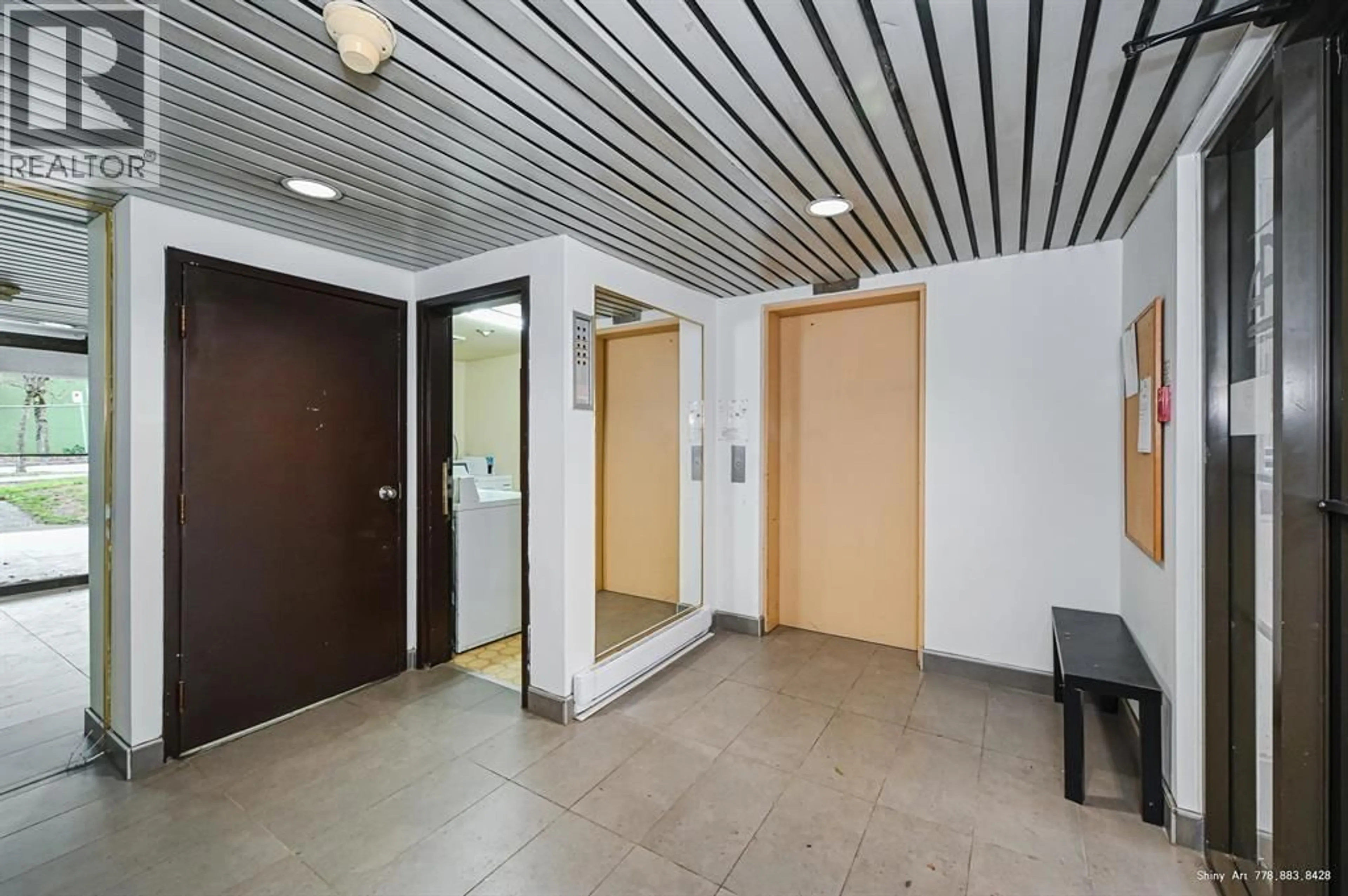 Indoor foyer for 406 - 16 LAKEWOOD DRIVE, Vancouver British Columbia V5L4L1