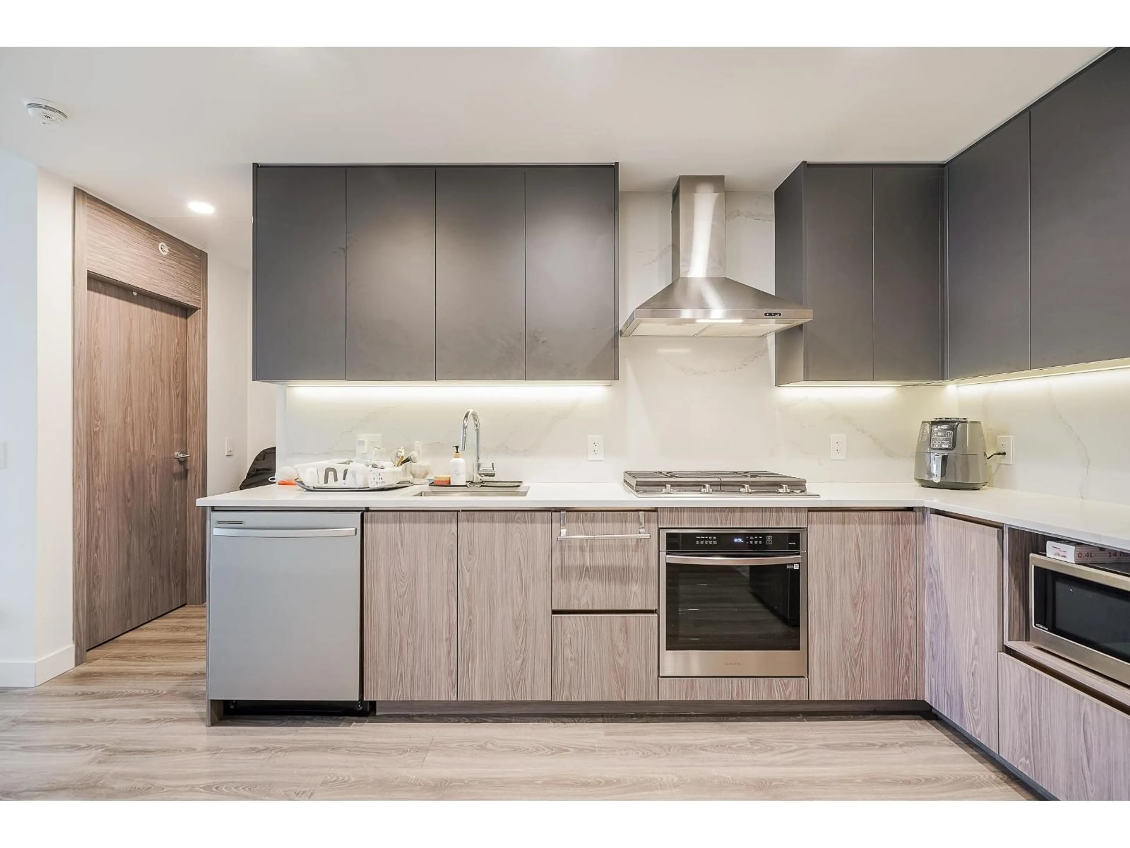 Standard kitchen, wood/laminate floor for 1802 - 10750 135A STREET, Surrey British Columbia V3T0V4