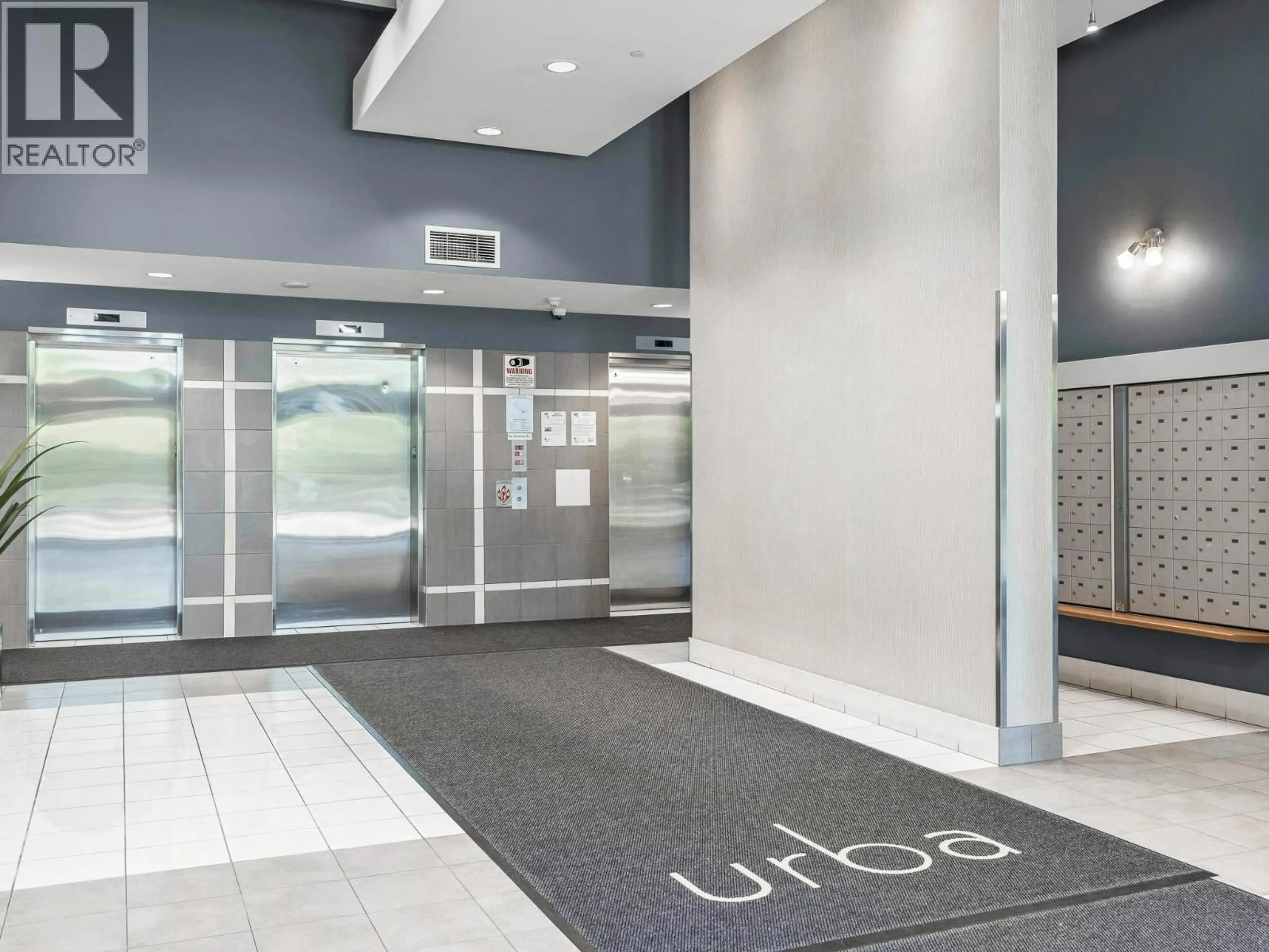 Indoor foyer for 401 - 5380 OBEN STREET, Vancouver British Columbia V5R6H7