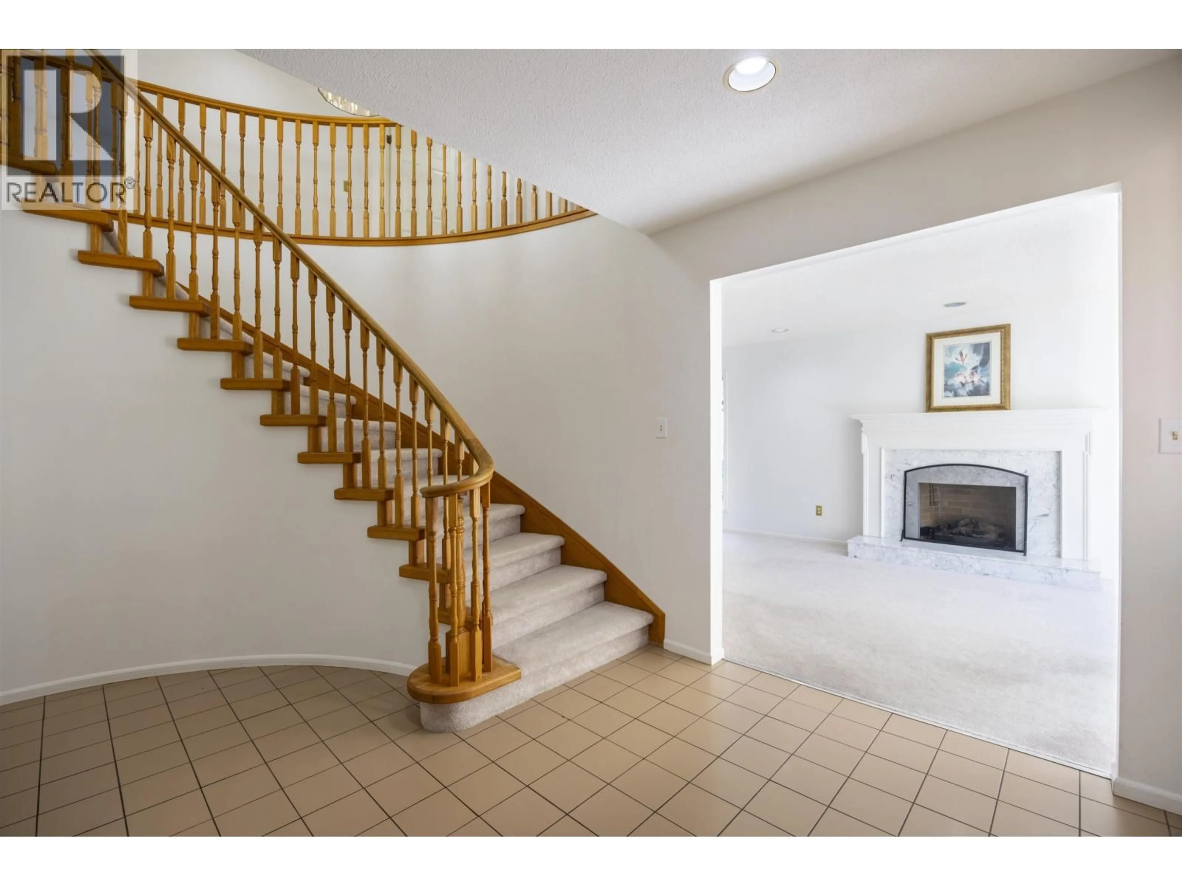 Indoor foyer for 2063 47TH AVENUE, Vancouver British Columbia V6M2M5