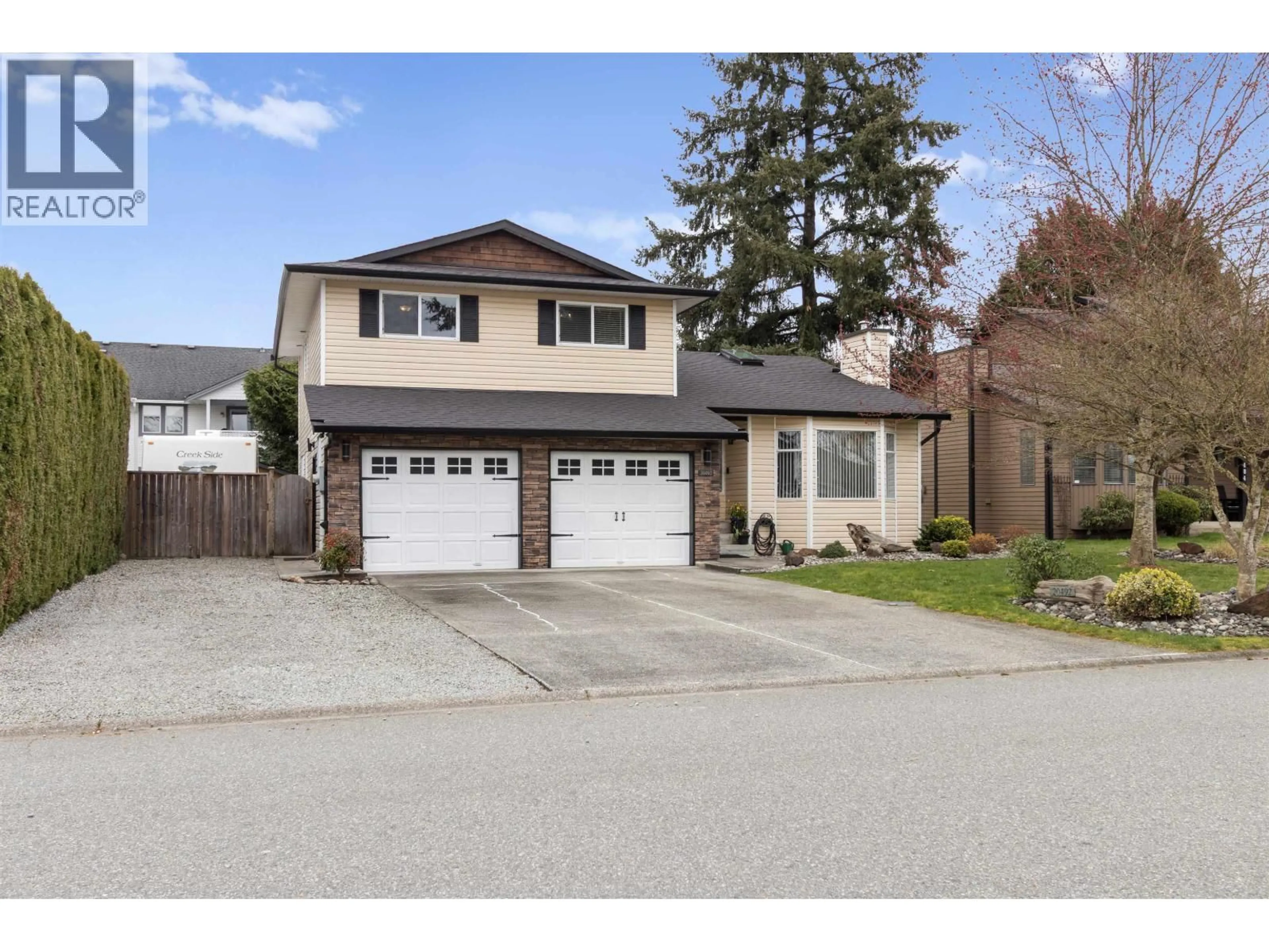 Home with vinyl exterior material, street for 20492 WALNUT CRESCENT, Maple Ridge British Columbia V2X0M1