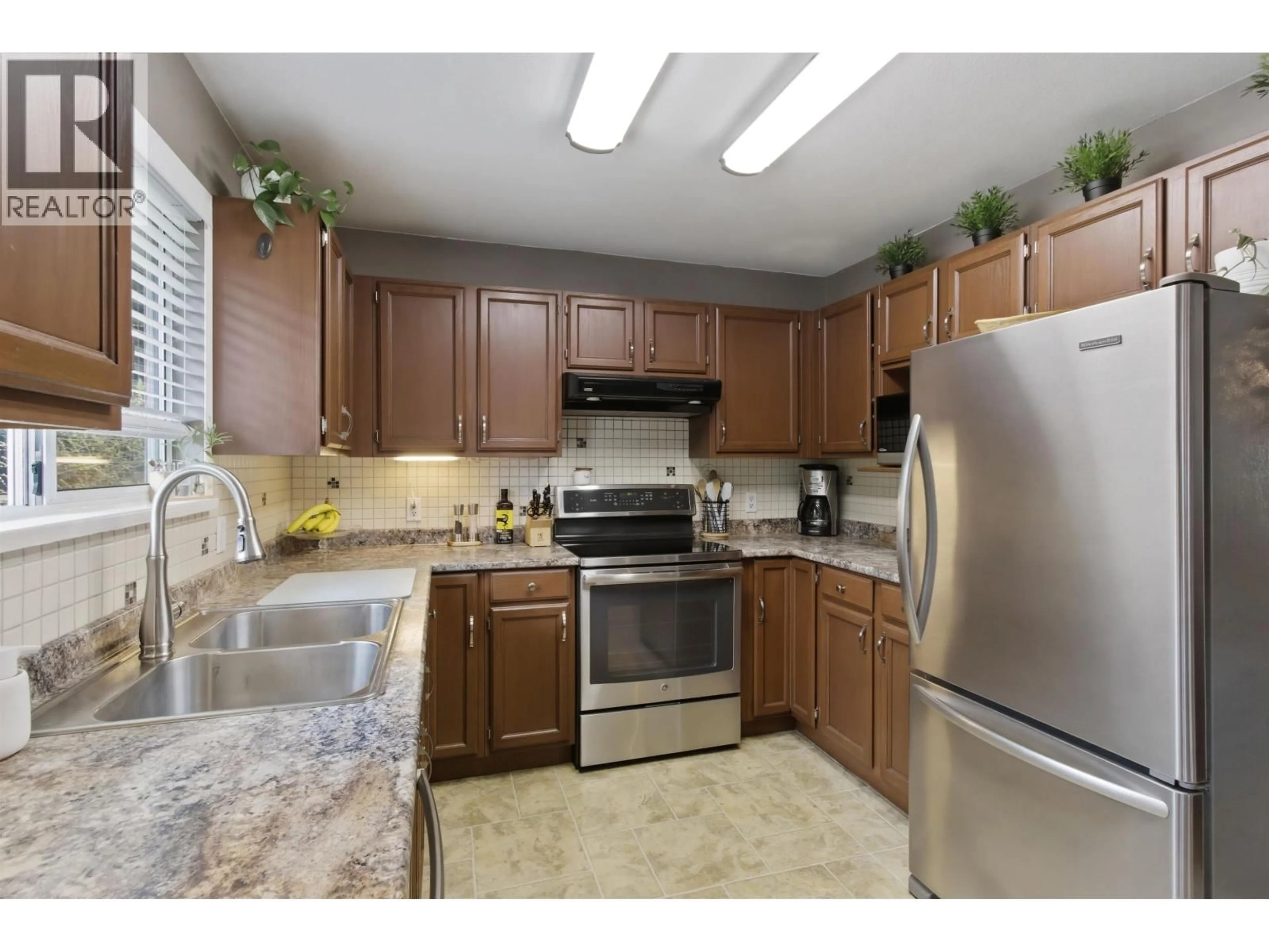 Standard kitchen, unknown for 20492 WALNUT CRESCENT, Maple Ridge British Columbia V2X0M1
