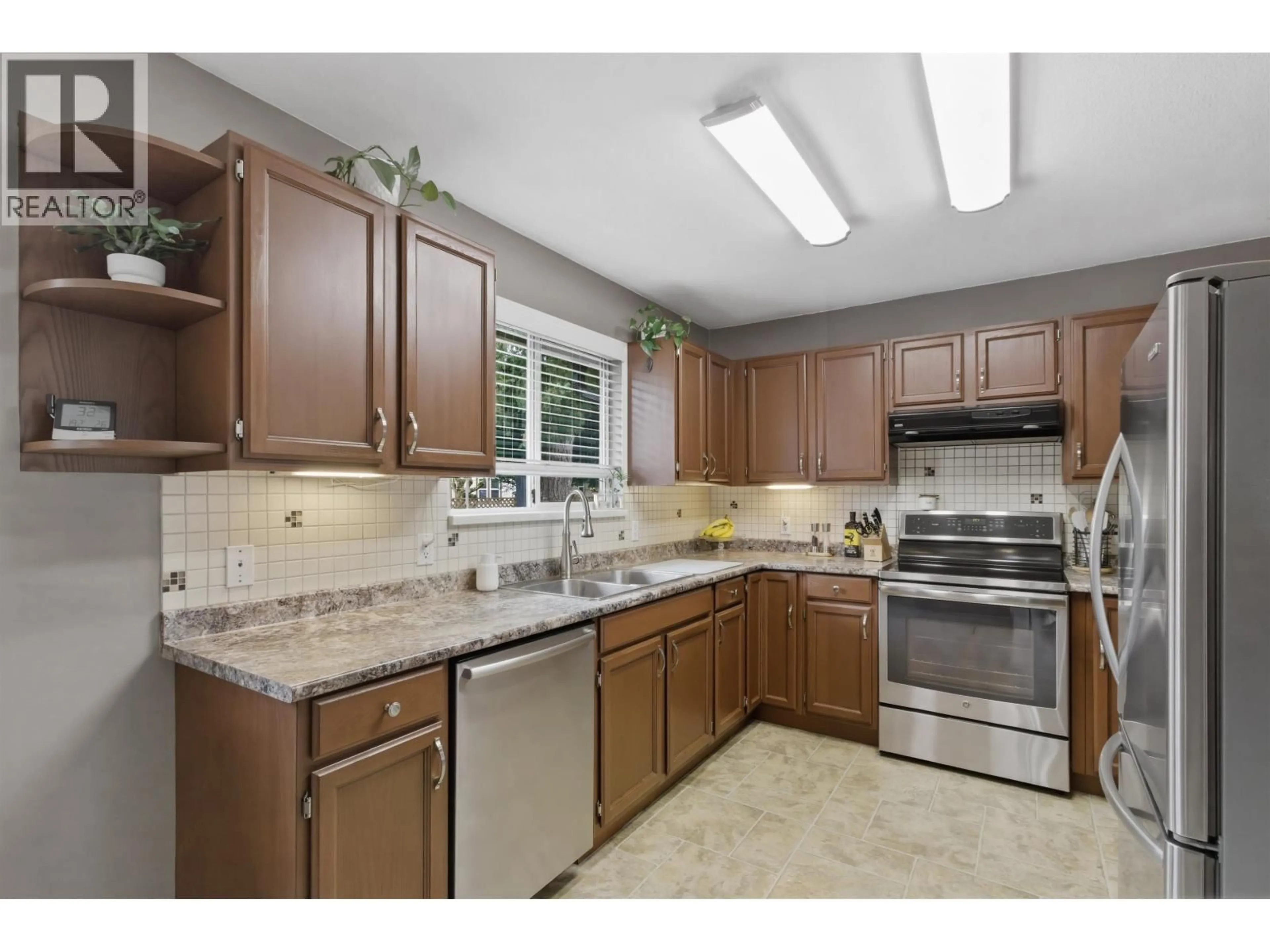 Standard kitchen, ceramic/tile floor for 20492 WALNUT CRESCENT, Maple Ridge British Columbia V2X0M1