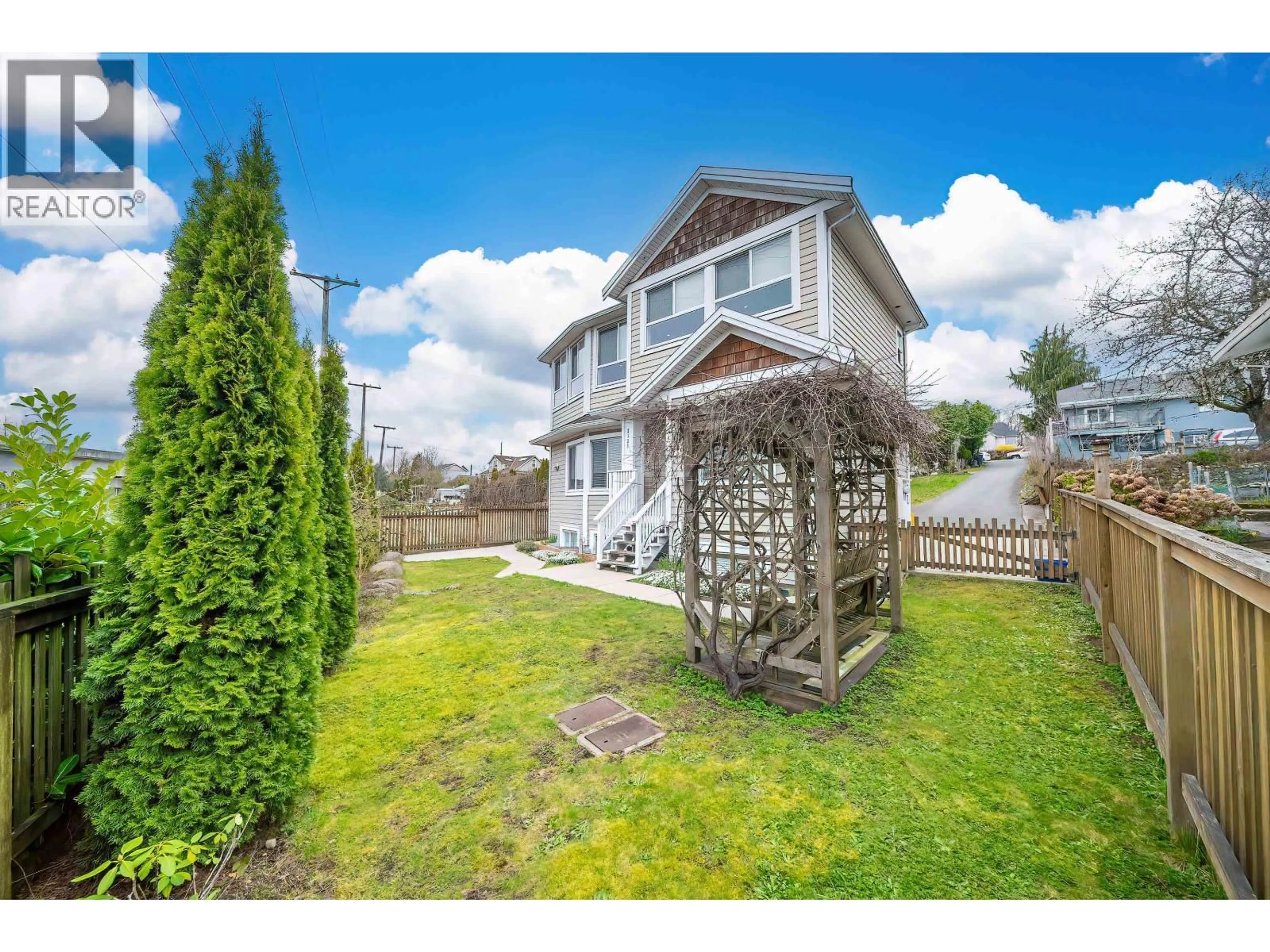 A pic from outside/outdoor area/front of a property/back of a property/a pic from drone, unknown for 2123 SEVENTH AVENUE, New Westminster British Columbia V3M2L7