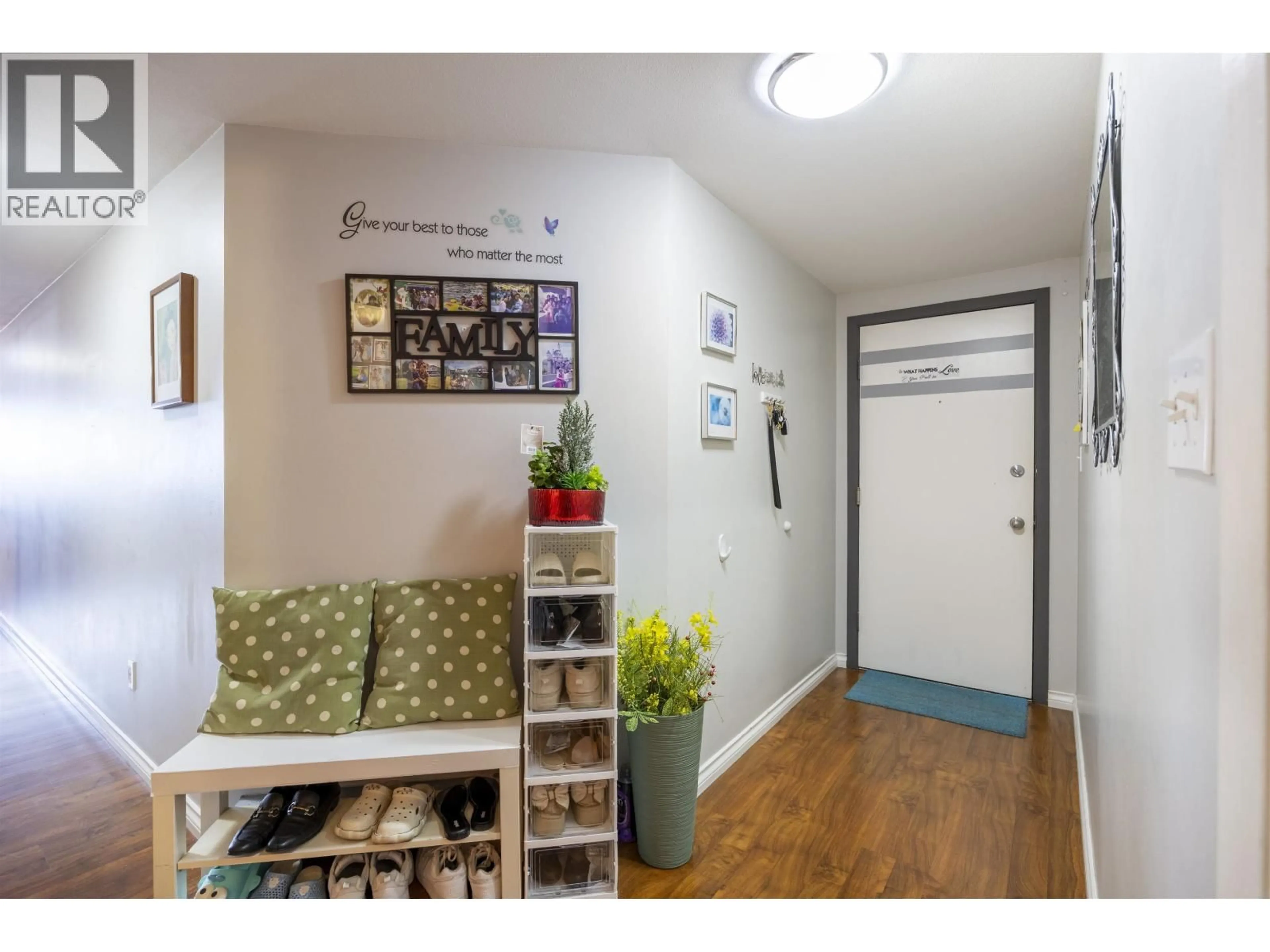 Indoor entryway for 502 - 534 SIXTH STREET, New Westminster British Columbia V3L5K7