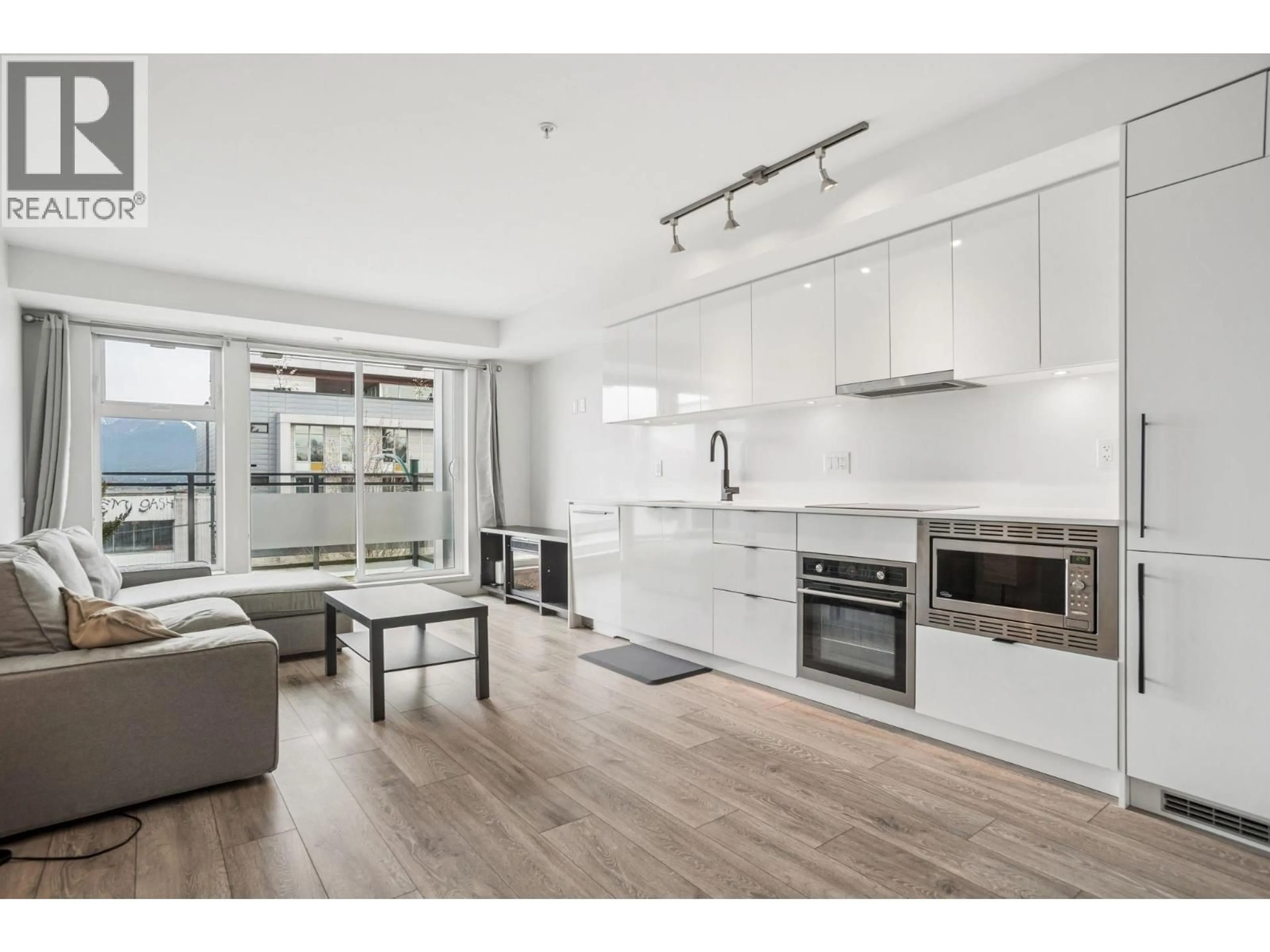 Open concept kitchen, wood/laminate floor for 319 - 630 BROADWAY, Vancouver British Columbia V5T0J1