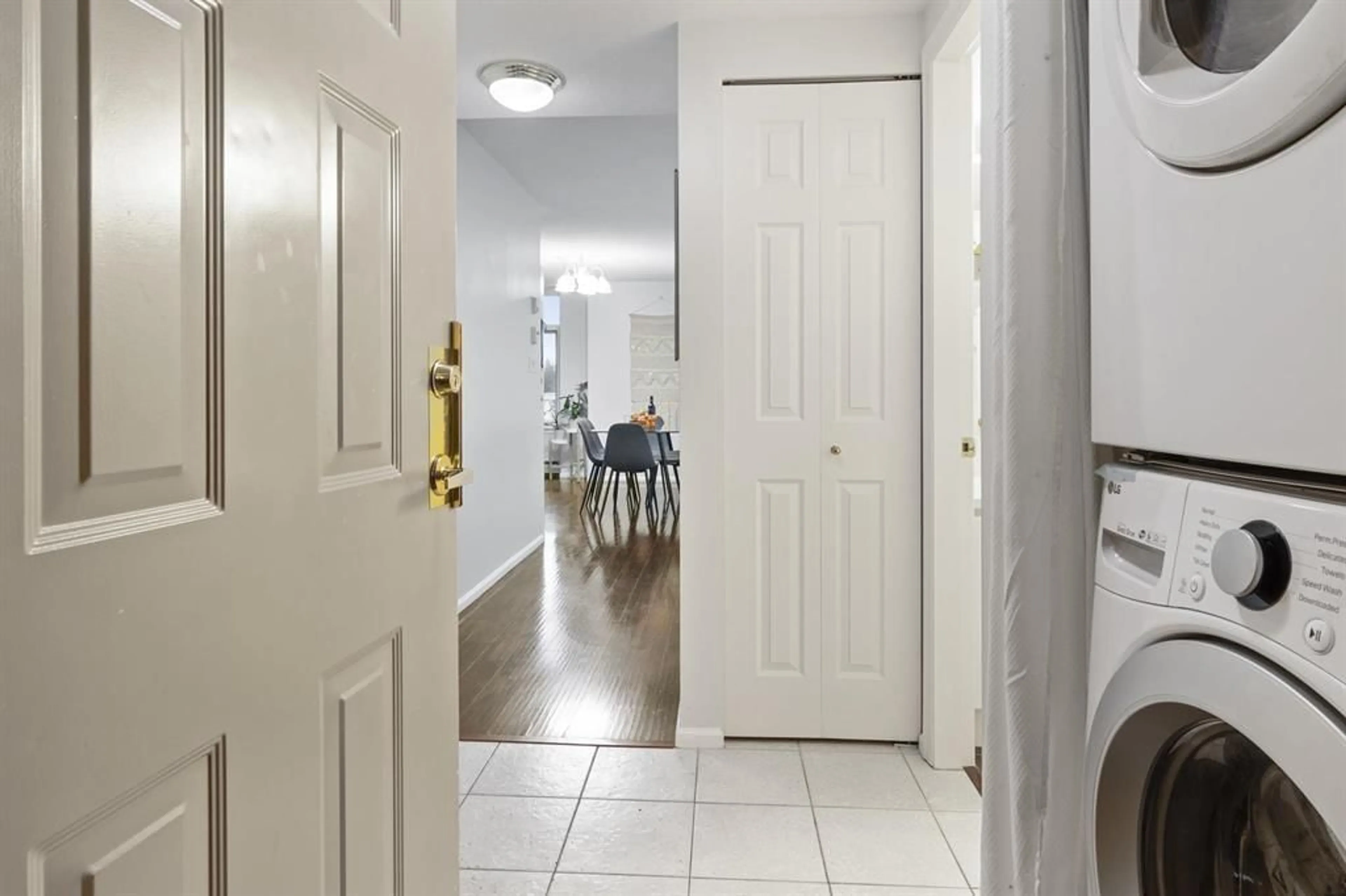 Indoor foyer for 906 - 13880 101 AVENUE, Surrey British Columbia V3T5T1
