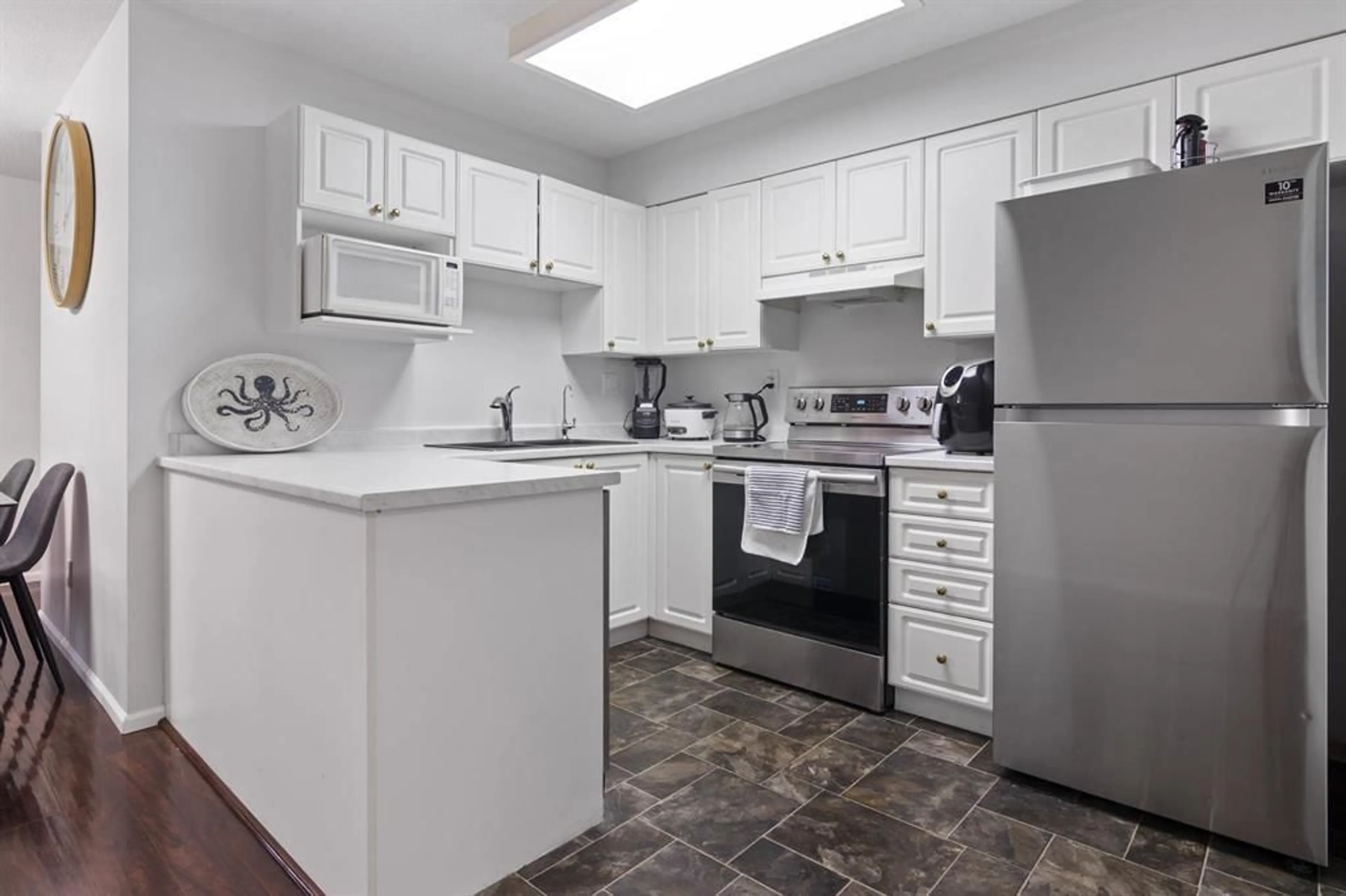 Standard kitchen, unknown for 906 - 13880 101 AVENUE, Surrey British Columbia V3T5T1