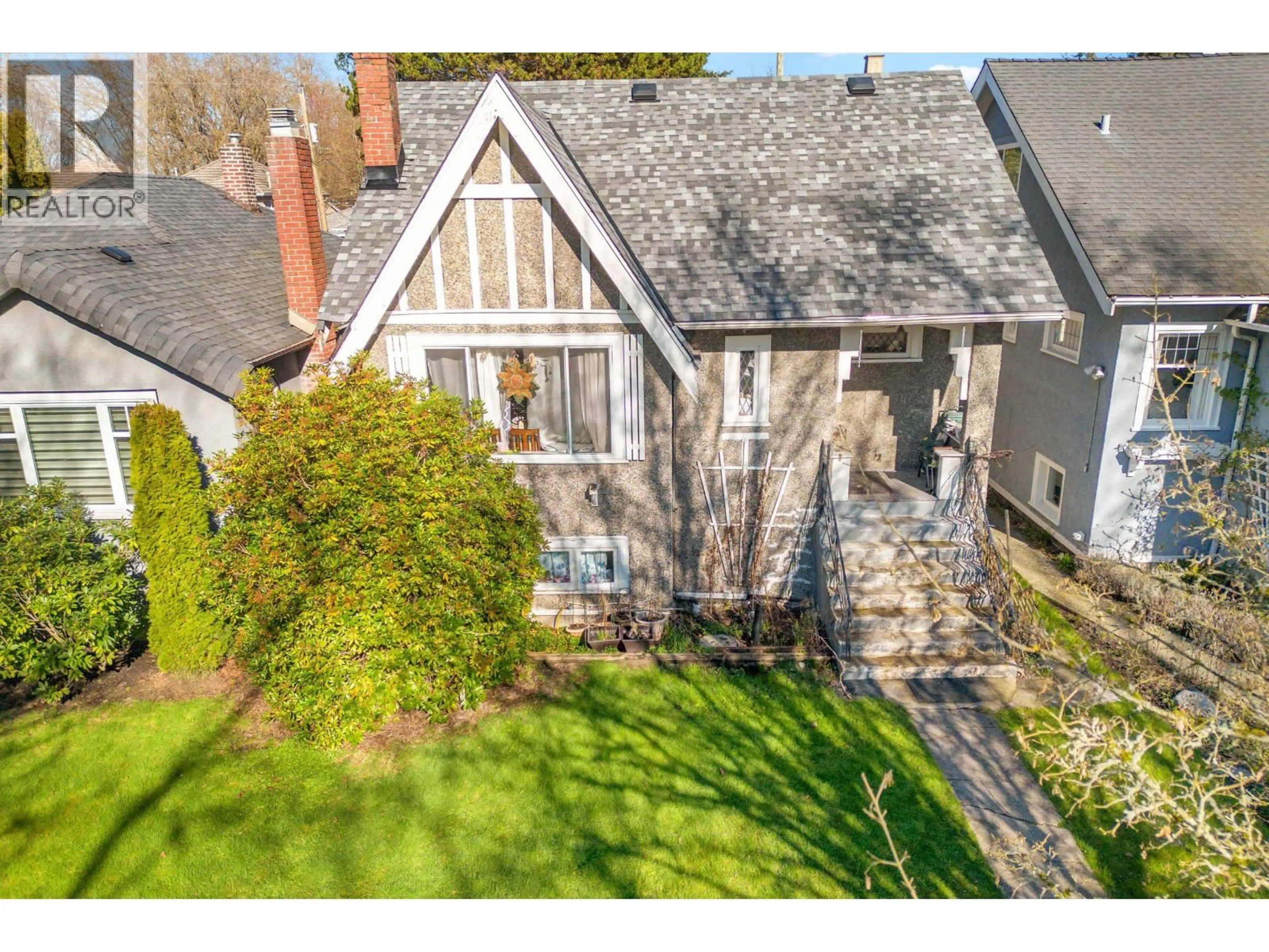 A pic from outside/outdoor area/front of a property/back of a property/a pic from drone, street for 2861 15TH AVENUE, Vancouver British Columbia V6K3A1