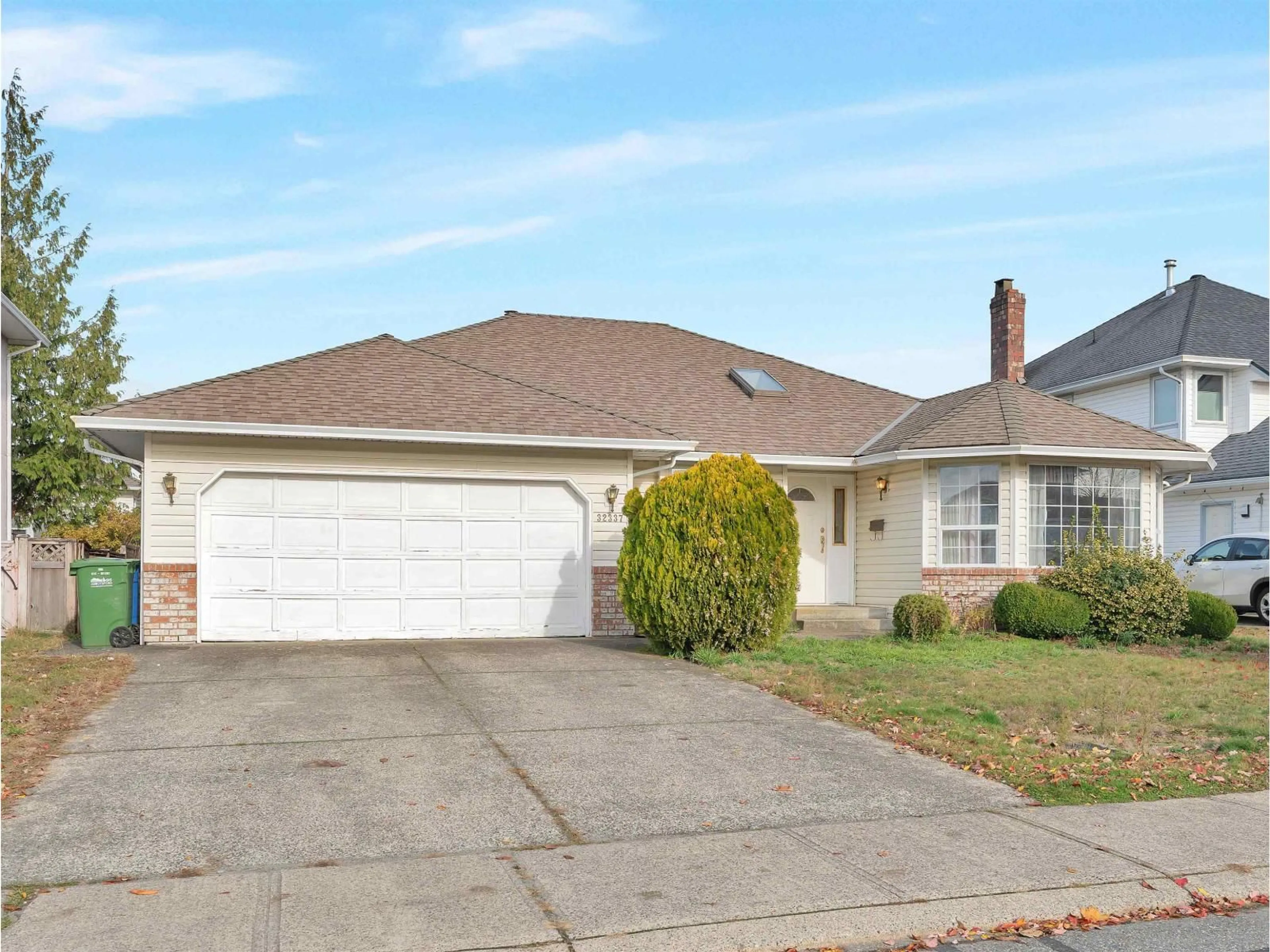 Home with vinyl exterior material, street for 32337 NAKUSP DRIVE, Abbotsford British Columbia V2T5C6