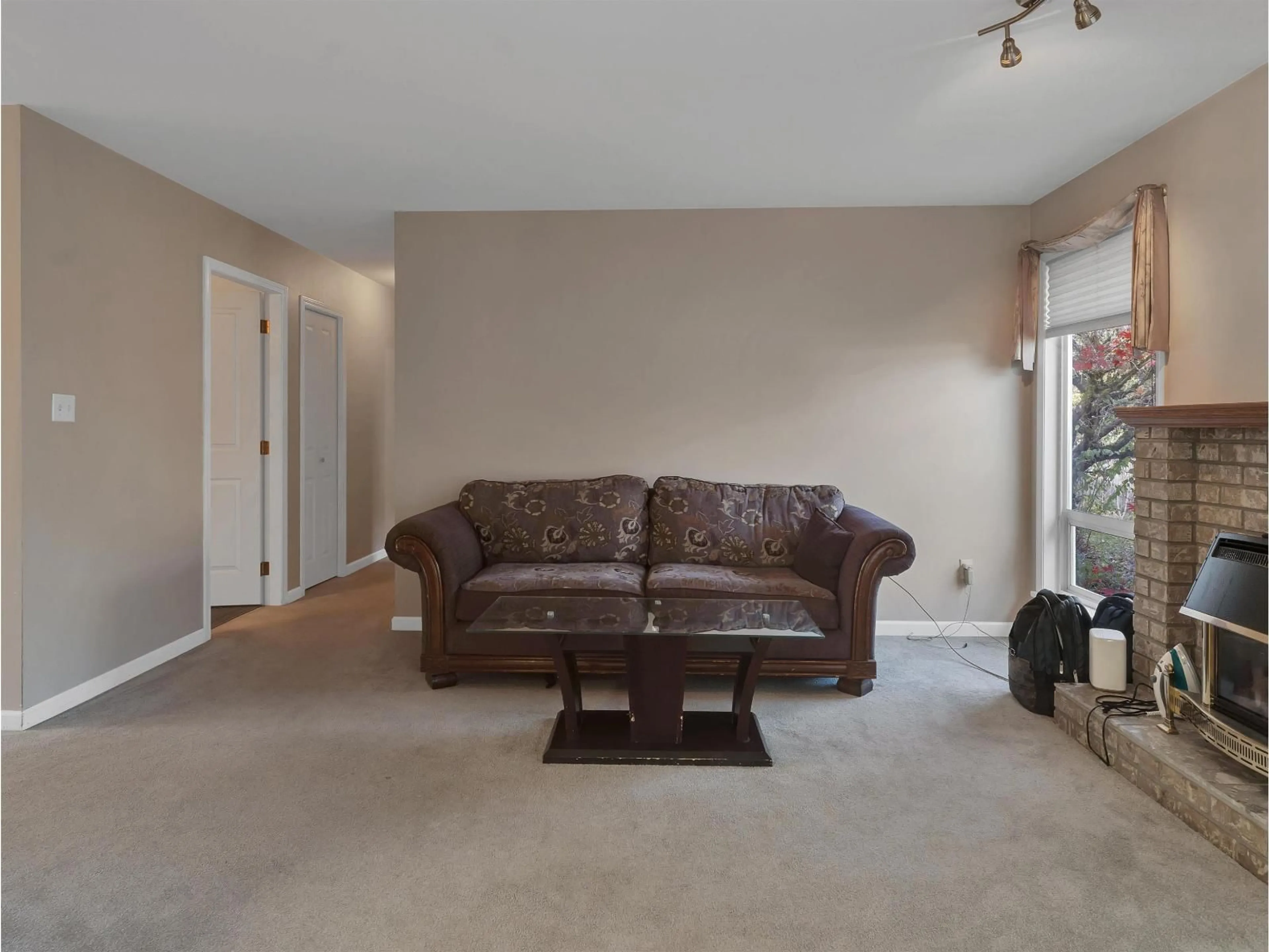 Living room with furniture, carpet floor for 32337 NAKUSP DRIVE, Abbotsford British Columbia V2T5C6